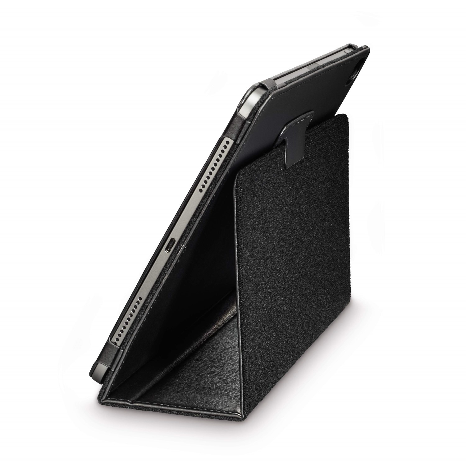 Ein schwarzes Tablet wird in einem schwarzen Etui aufgestellt und angewinkelt. Das Etui hat eine Filzfront und ein Lederinterieur. Weißer Hintergrund.