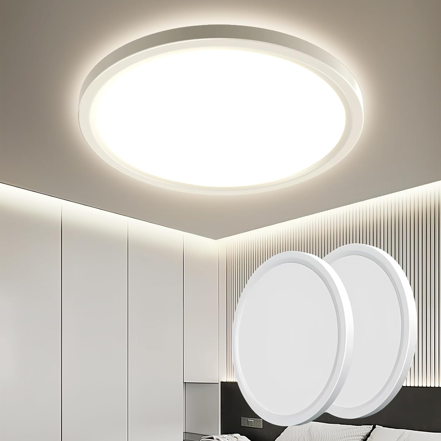 Una brillante luz de techo ilumina un dormitorio moderno. Dos luces de repuesto están en la cama. La habitación tiene muebles blancos y una pared texturizada.