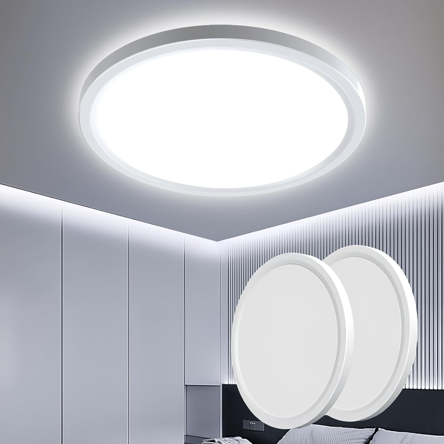 Lámpara de techo blanca brillante y dos lámparas similares en un dormitorio. El fondo muestra una cama y paneles de pared.