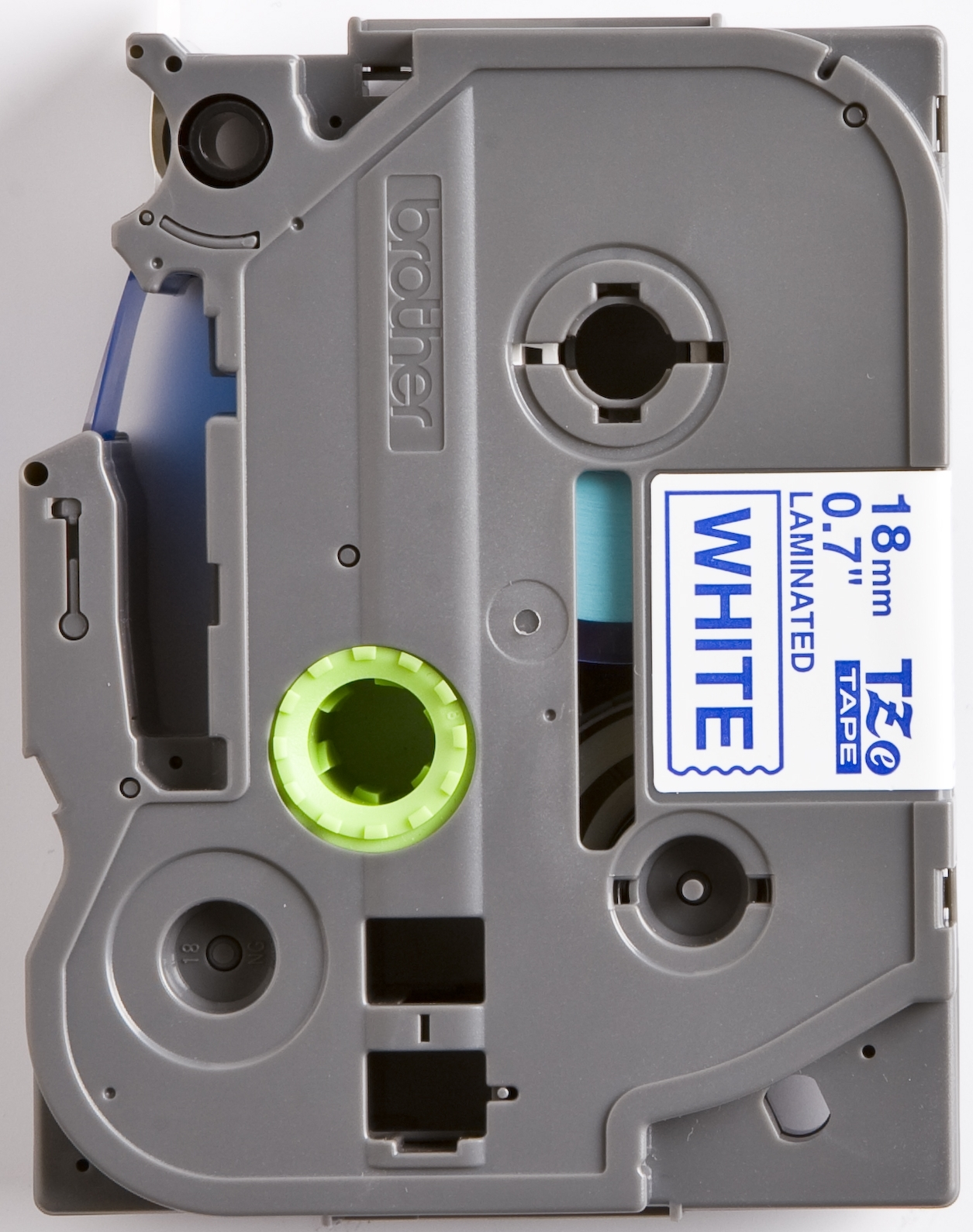 Eine graue Brother-Etikettendruckerpatrone mit weißem Etikettenband. Merkmale weißer Text, grüne und blaue Akzente und ein Brother-Logo.