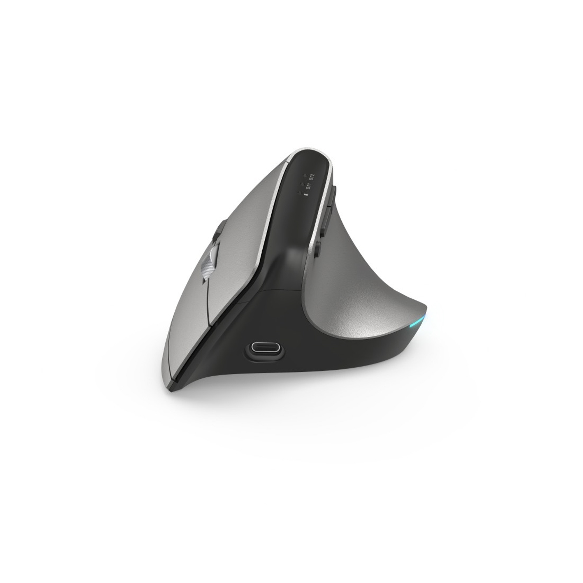 Un mouse verticale ergonomico argentato con dettagli neri, porta di ricarica e luce blu su sfondo bianco.