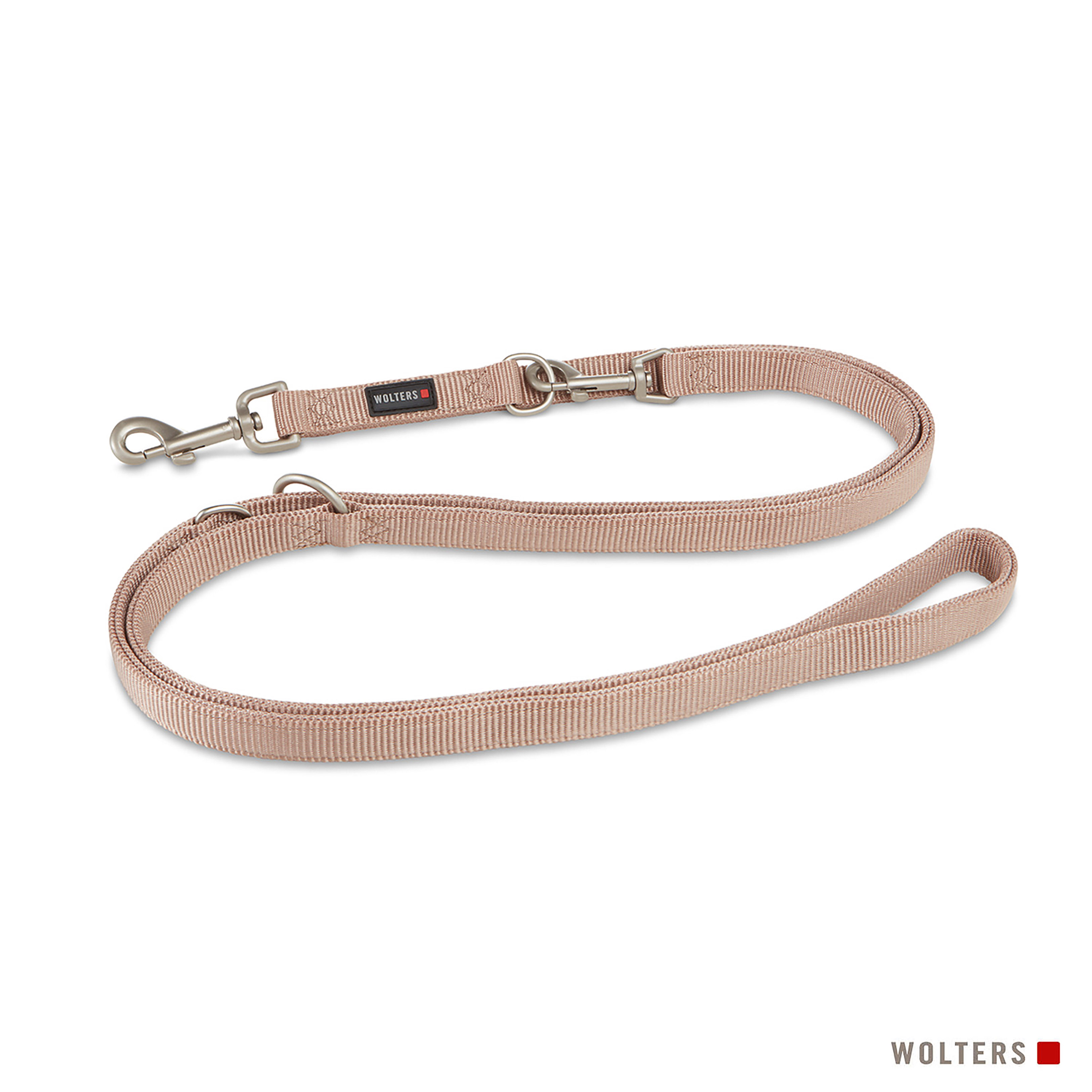 Eine Hundeleine liegt auf weißem Untergrund. Sie ist beige, mit Metallverschlüssen und einem Griff.