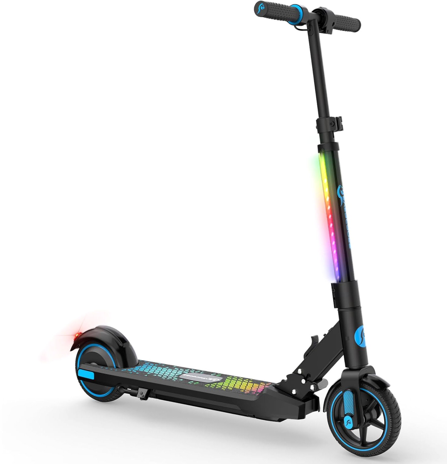 Zwarte elektrische step met blauwe en regenboogkleurige lichten. Het heeft een zwart frame, zwarte wielen met blauwe details en een kleurrijk deck.
