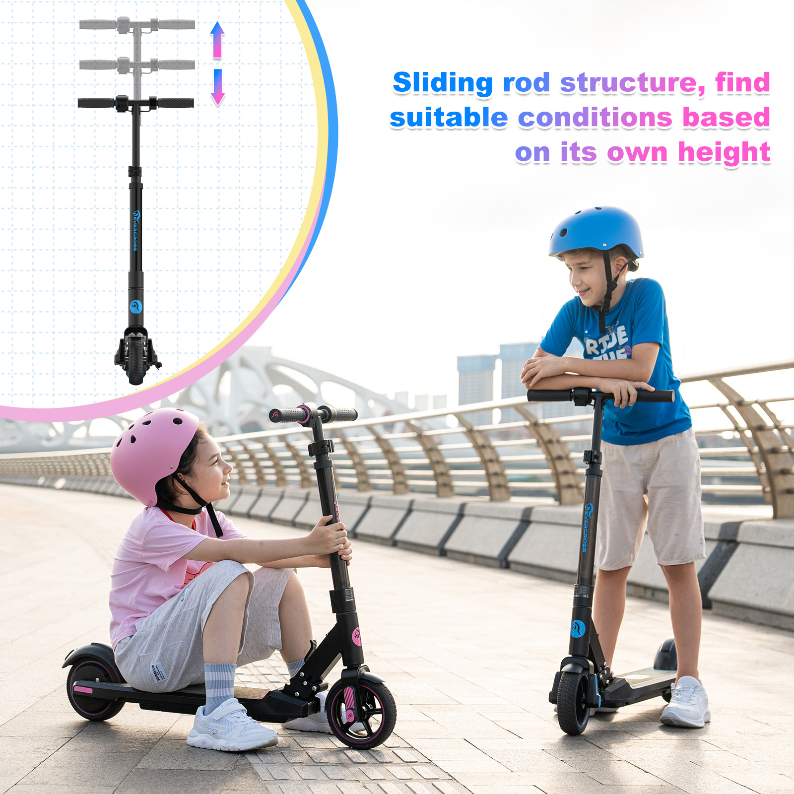 Twee kinderen met scooters, helmen. Eén zit, de ander staat. Beide op een brug met stadsachtergrond.