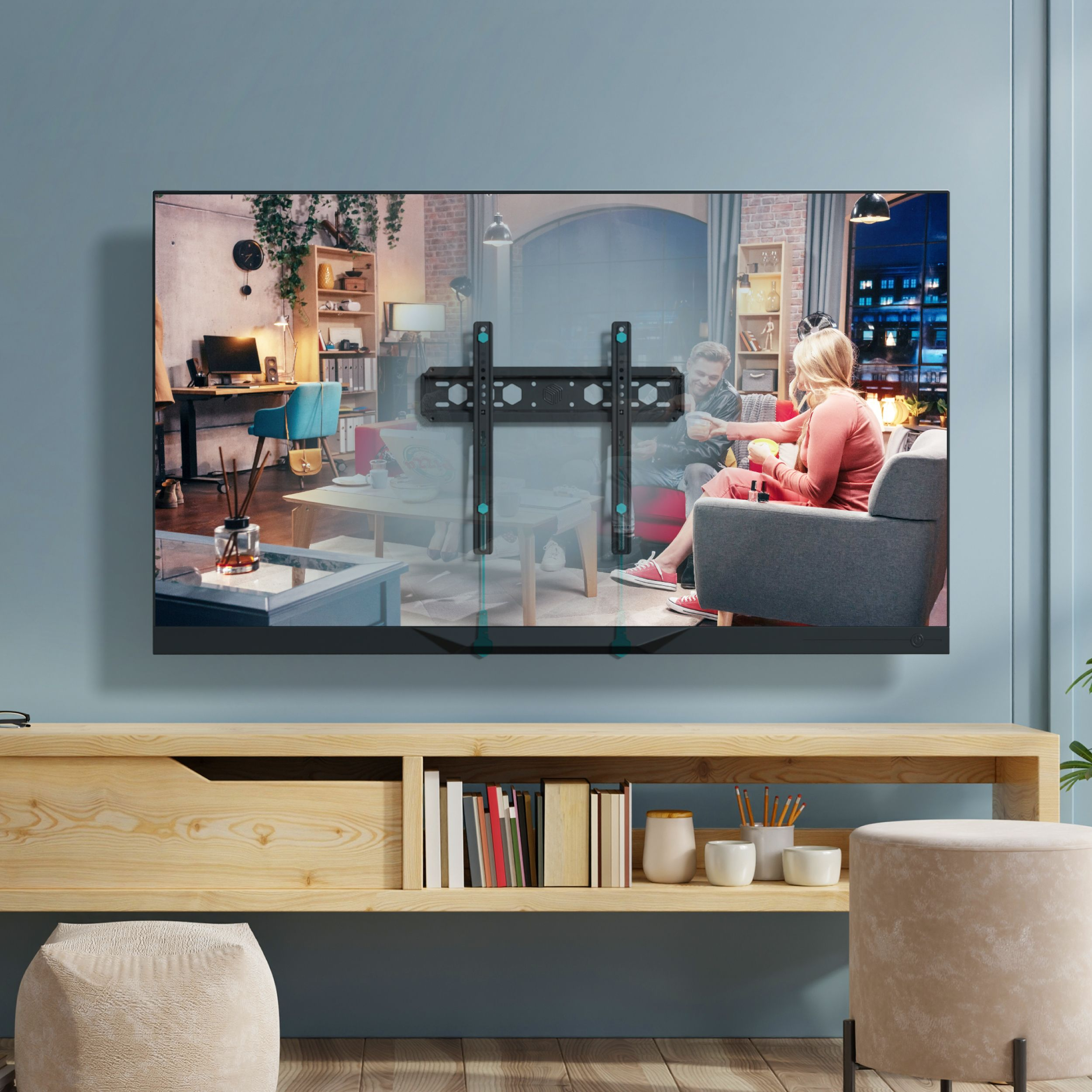 Salon z telewizorem na drewnianym stojaku. Para siedzi na kanapie. Książki i dekoracje na stojaku.