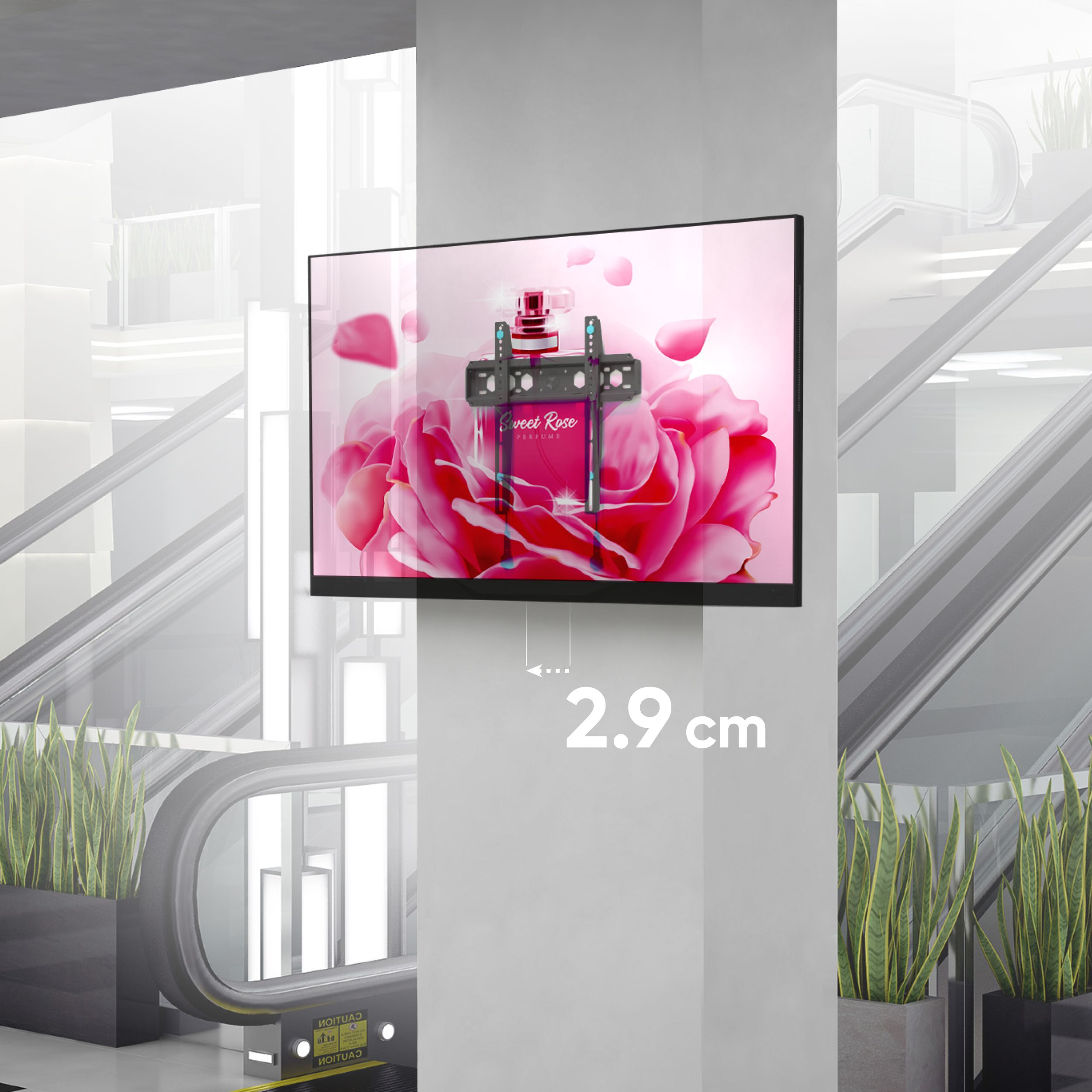 Ekran z reklamą perfum jest zamontowany na ścianie. Schody ruchome i rośliny w tle.