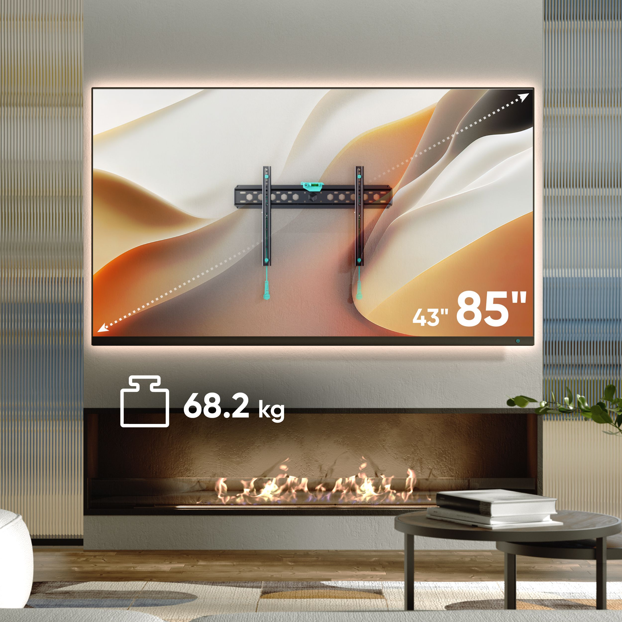 Telewizor zamontowany na ścianie z kominkiem poniżej. Telewizor ma wspornik. Przed nim stolik kawowy.