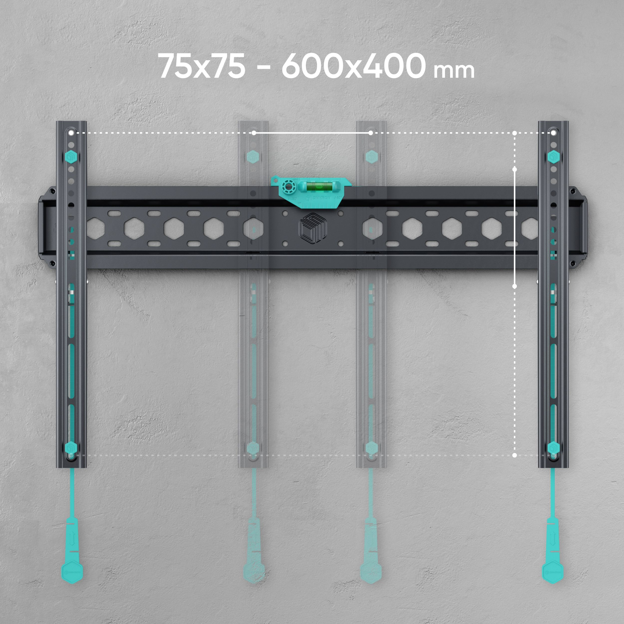 Uchwyt ścienny do telewizora na szarej ścianie. Posiada poziomnicę i regulowane elementy do zawieszania.