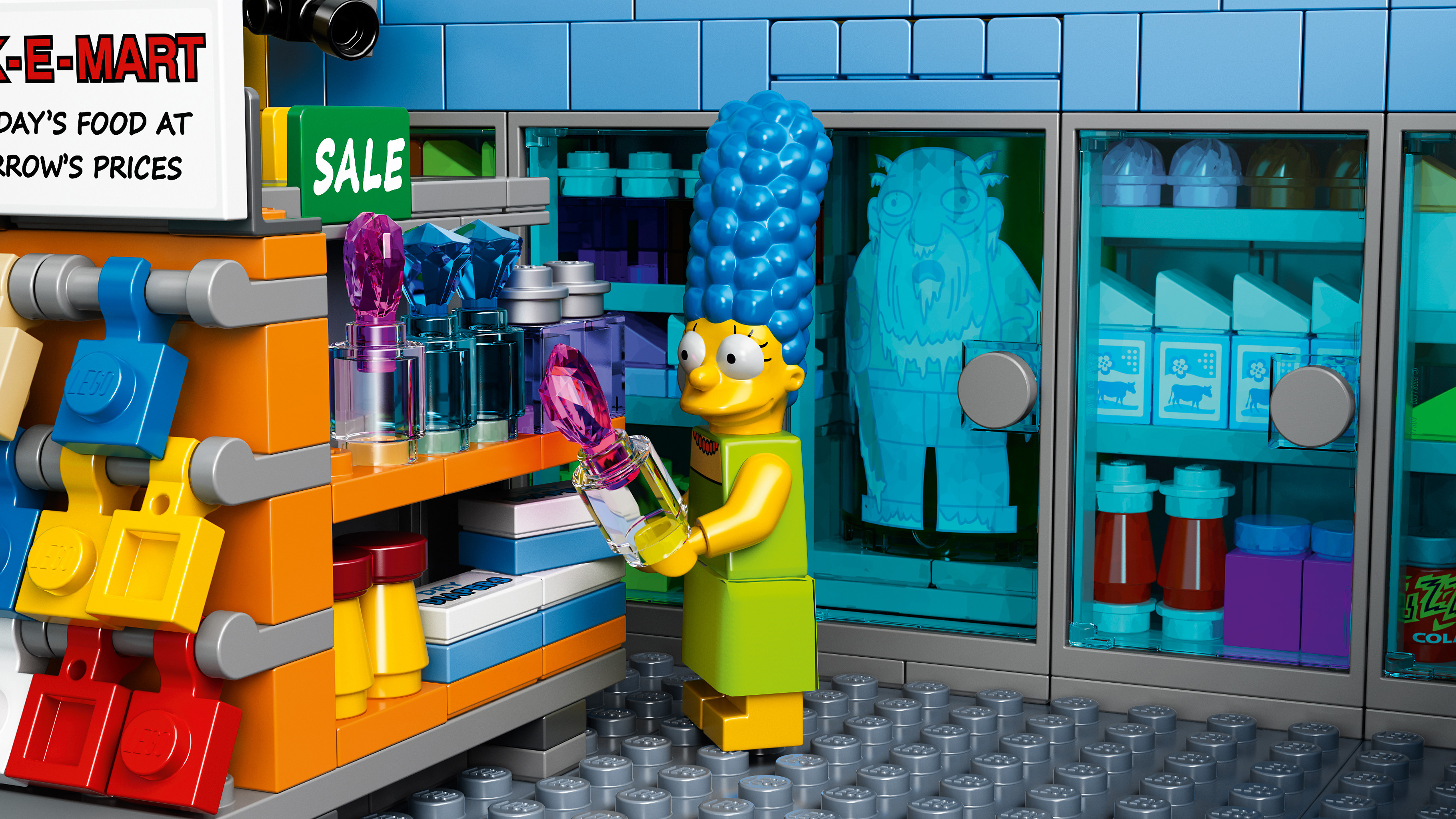 E-Mart mağazasında Marge Simpson'ın bulunduğu Lego seti. Bir parfüm şişesi tutuyor. Raflarda yiyecek ve içecekler dahil olmak üzere çeşitli eşyalar sergileniyor.