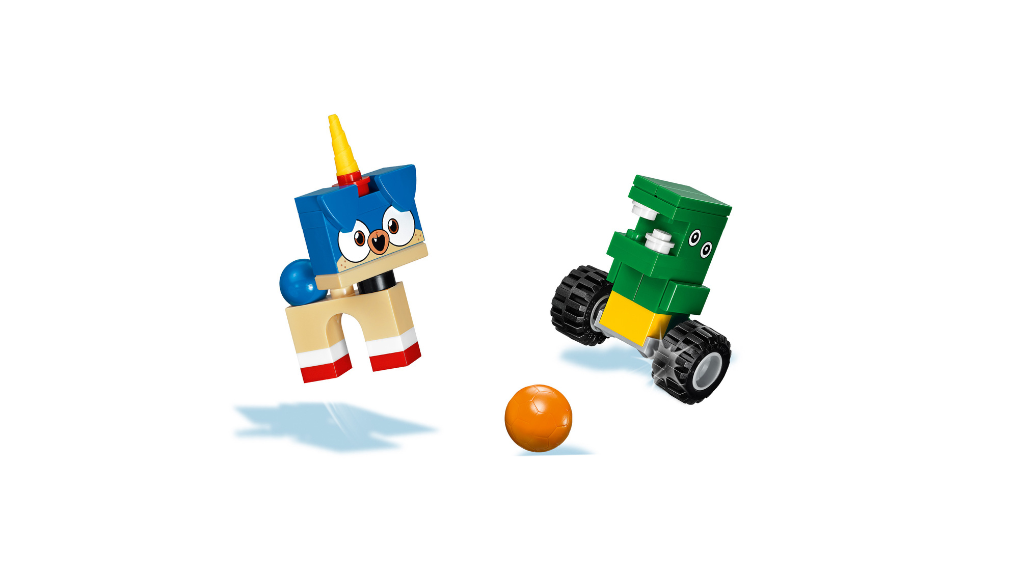 Giocattoli Lego: creatura blu simile a un gatto con corno, monster truck verde e palla arancione su sfondo bianco.