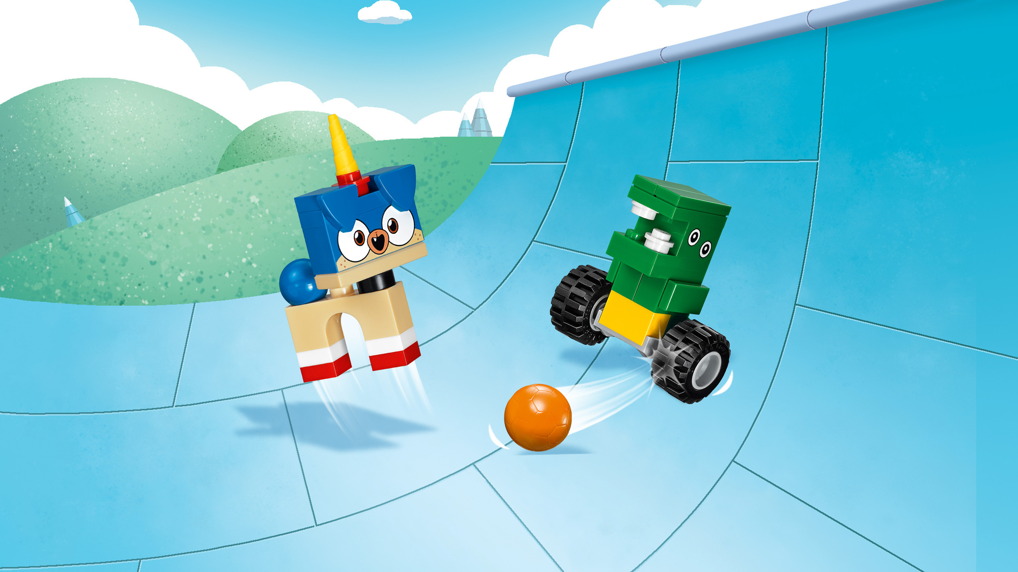 Due personaggi Lego sono su una rampa blu con una palla arancione. Uno è un gatto blu, l'altro un monster truck verde.