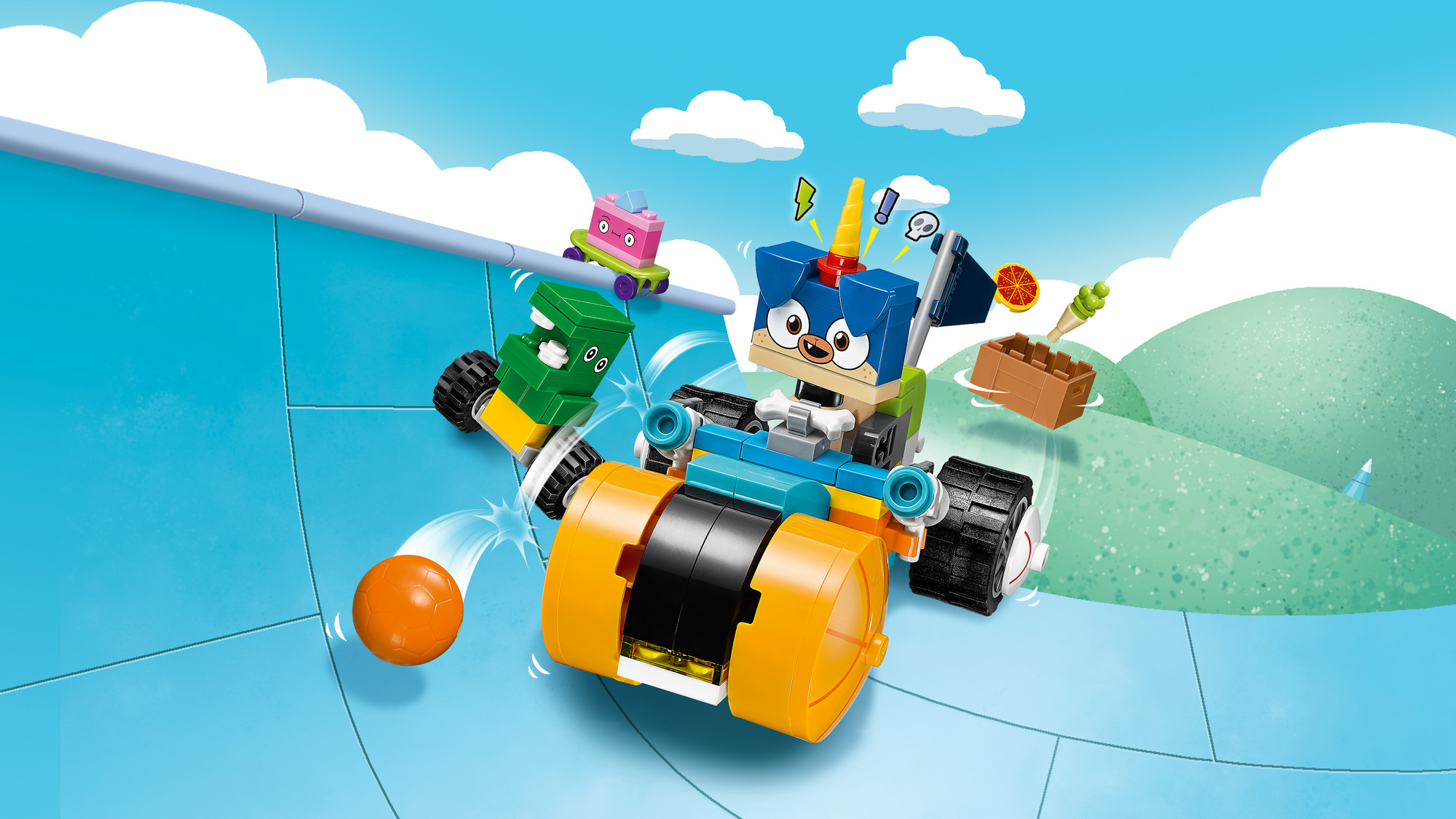 Auto Lego con faccia da cane, alligatore verde, skate rosa. Palla arancione rotola. Cielo blu, nuvole bianche e colline verdi sullo sfondo.