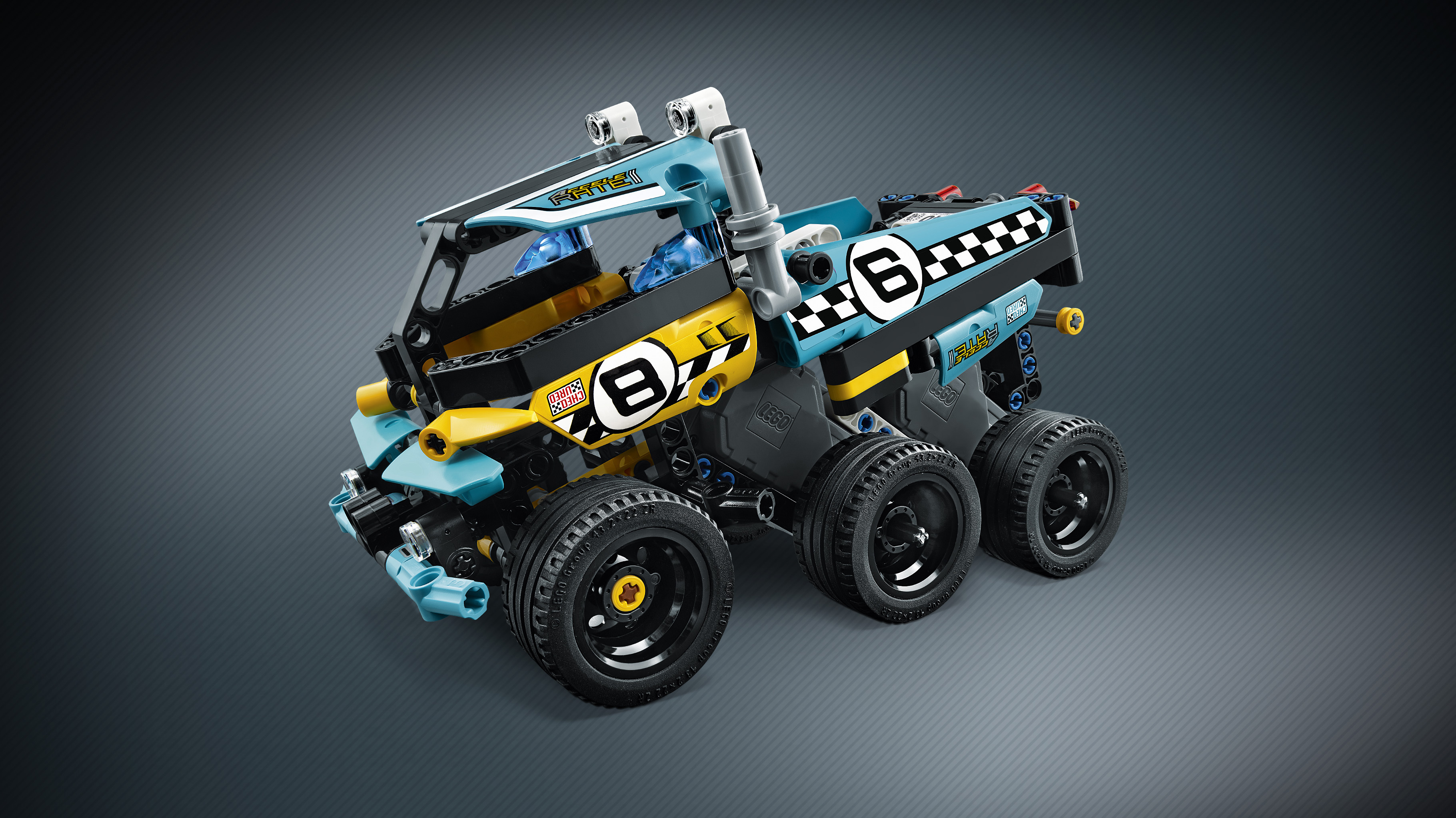 Buggy Lego Technic z niebieskimi, żółtymi i czarnymi akcentami. Posiada duże koła i numery 6 i 8. Ma reflektory na górze.