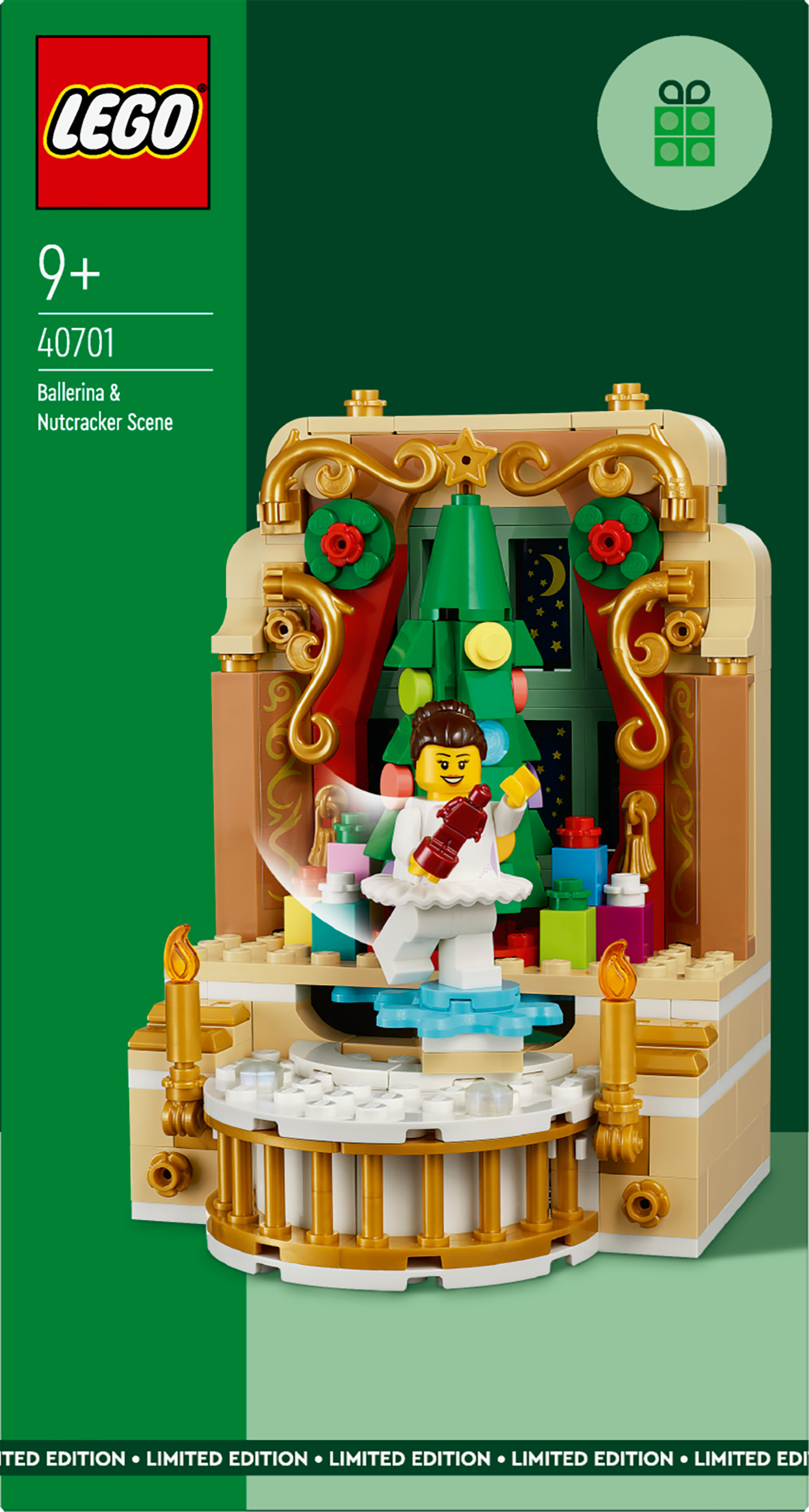 Ein Lego-Set mit einer Ballerina und einer Nussknacker-Szene. Es enthält eine Bühne, einen Weihnachtsbaum, eine Ballerina-Figur und andere dekorative Elemente.