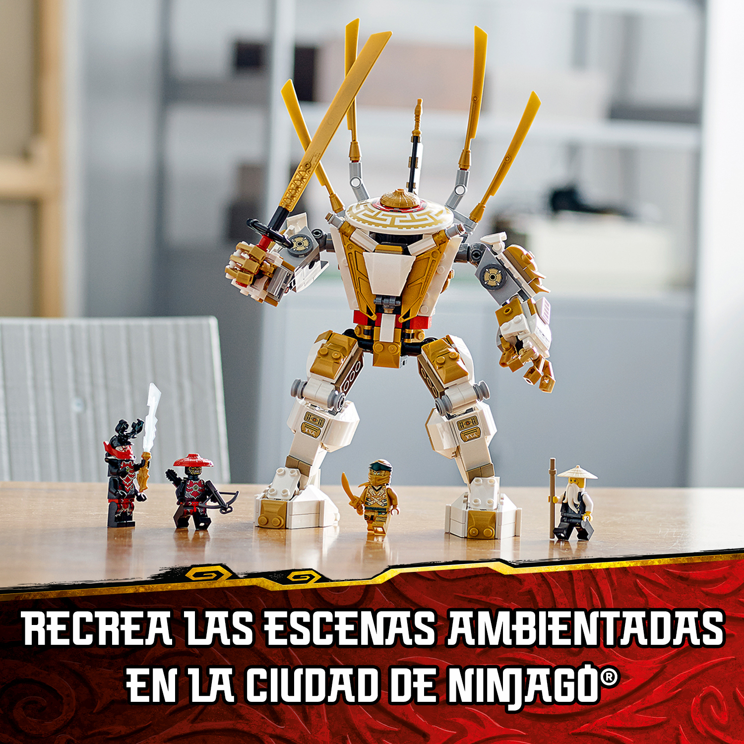 Zestaw LEGO Ninjago z dużym złotym mechem i kilkoma minifigurkami na drewnianym stole. Tło ma rozmyte meble.