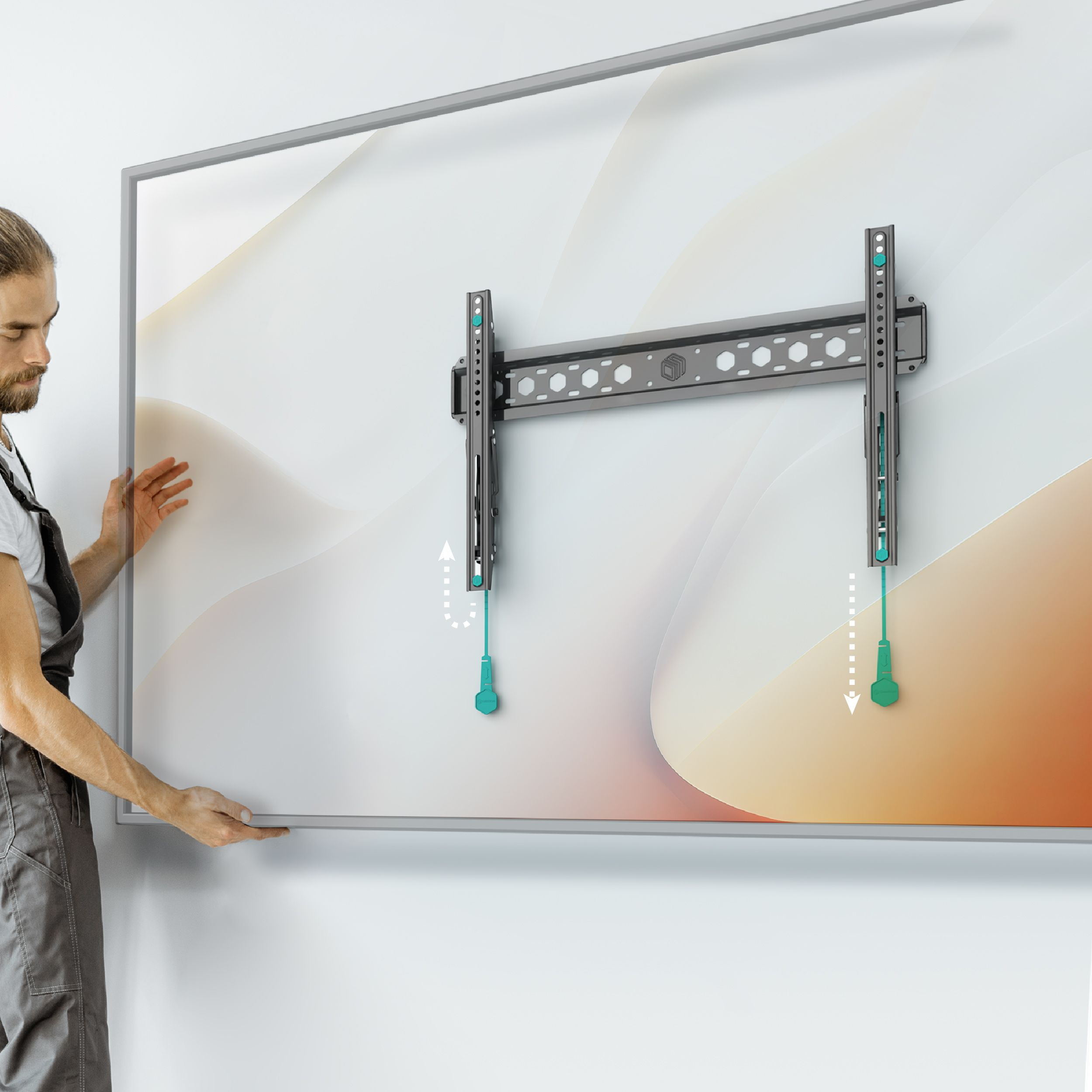 Mężczyzna instaluje uchwyt do telewizora na ścianie. Uchwyt jest czarno-srebrny. Ściana ma abstrakcyjny wzór.