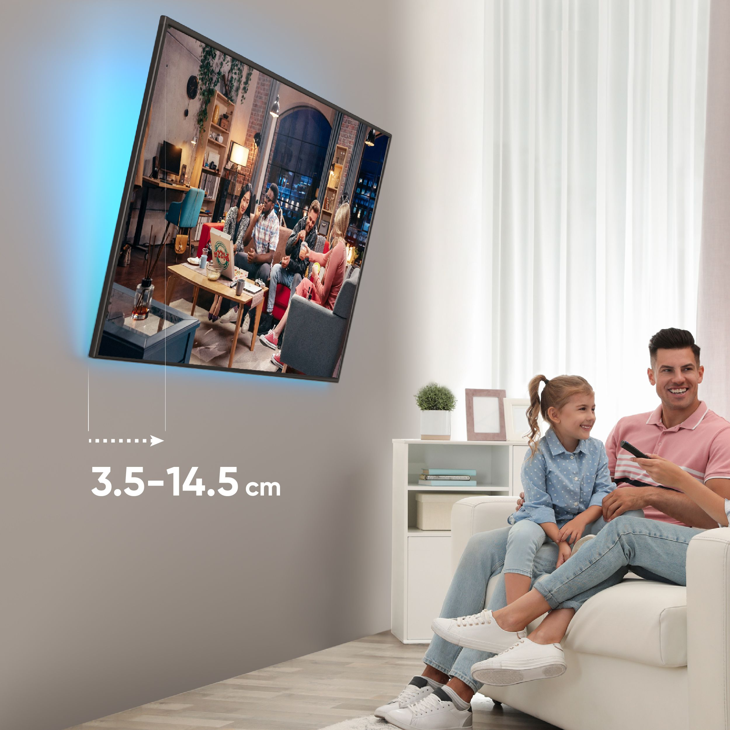 Rodzina ogląda telewizję. Duży ekran wyświetla grupę osób w pokoju. Rodzina siedzi na białej sofie.