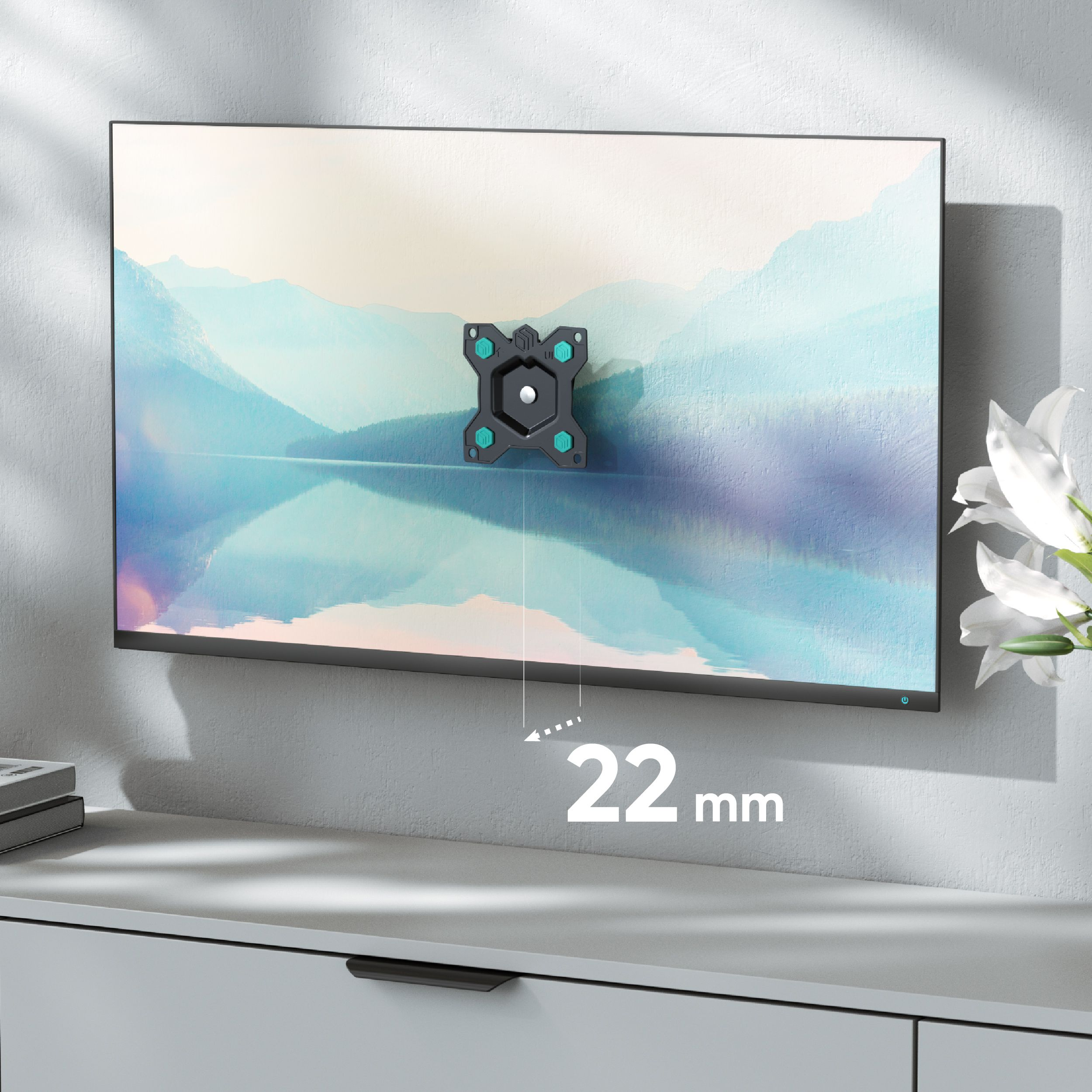 Telewizor na ścianie z uchwytem montażowym. Poniżej biała szafka. Oznaczona odległość 22 mm. Biały kwiat po prawej.