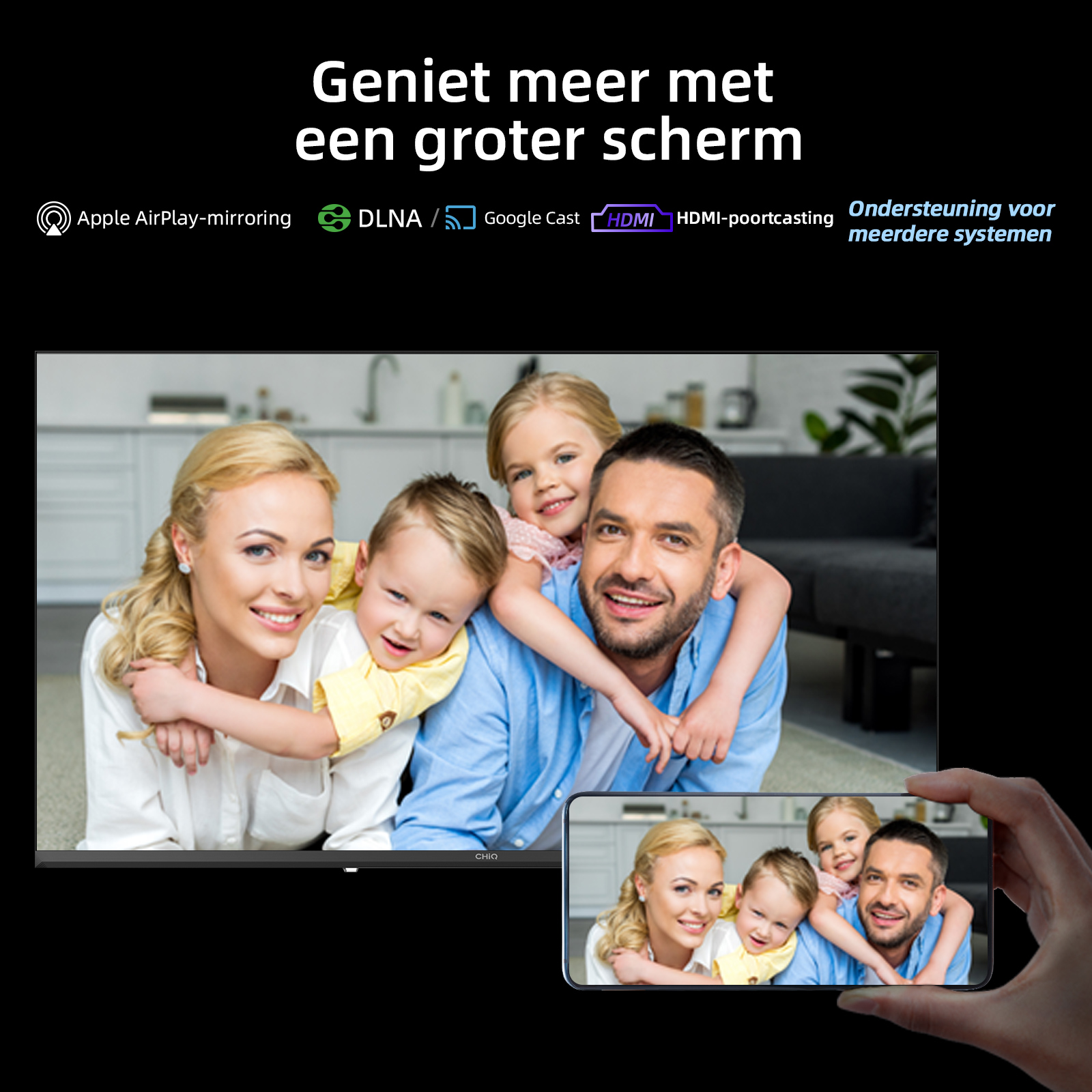 Pięcioosobowa rodzina się uśmiecha. Duży telewizor pokazuje rodzinę, a mniejszy ekran telefonu wyświetla ten sam obraz. Tłem jest salon.