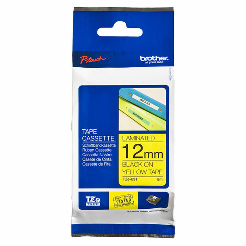 Eine Brother P-touch-Bandkassettenverpackung. Sie ist blau und weiß, mit gelbem und schwarzem Text. Das Band ist 12 mm, schwarz auf gelb.