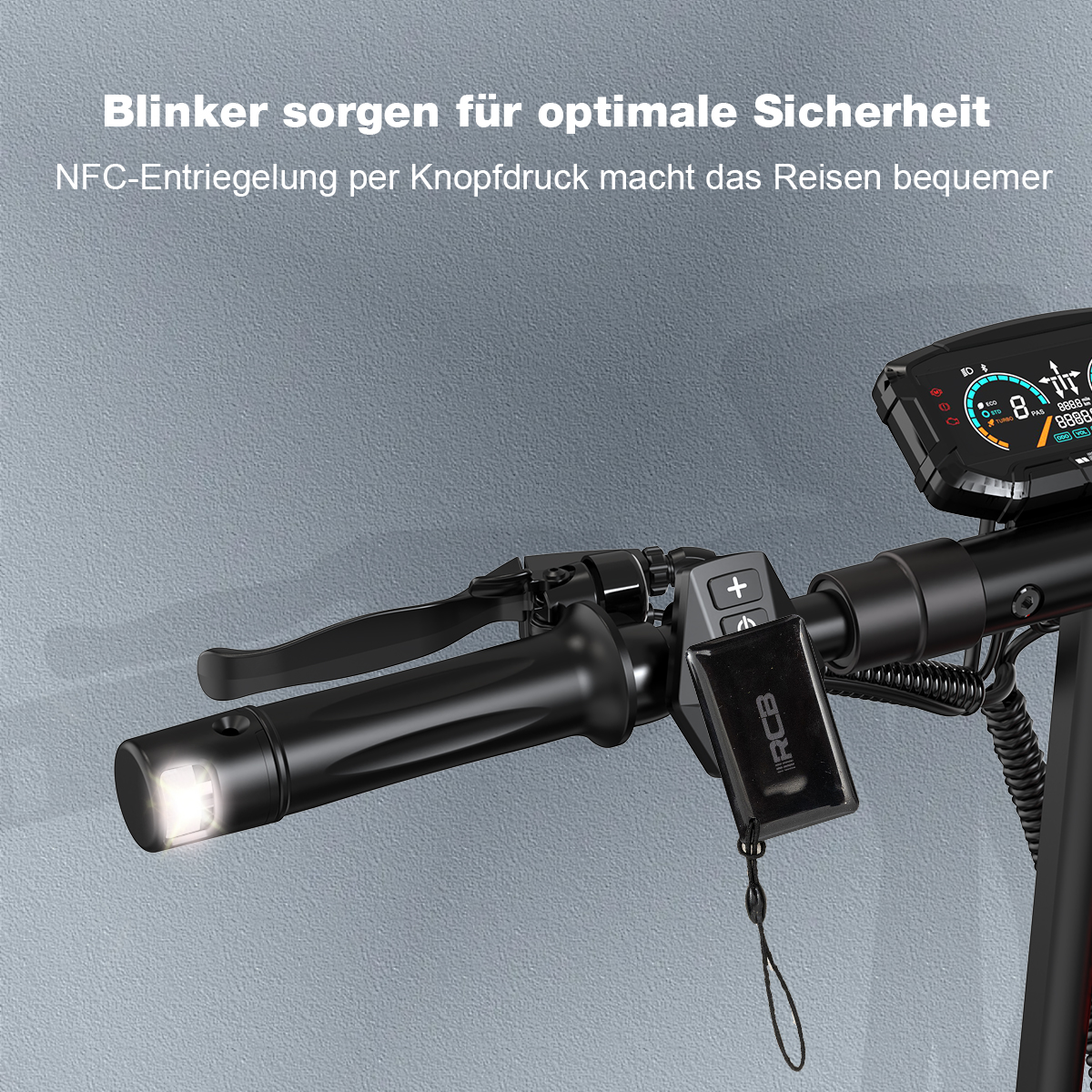 Nahaufnahme des Lenkers eines Elektrorollers mit Licht, Display und Bedienelementen. Text: Blinker sorgen für optimale Sicherheit.