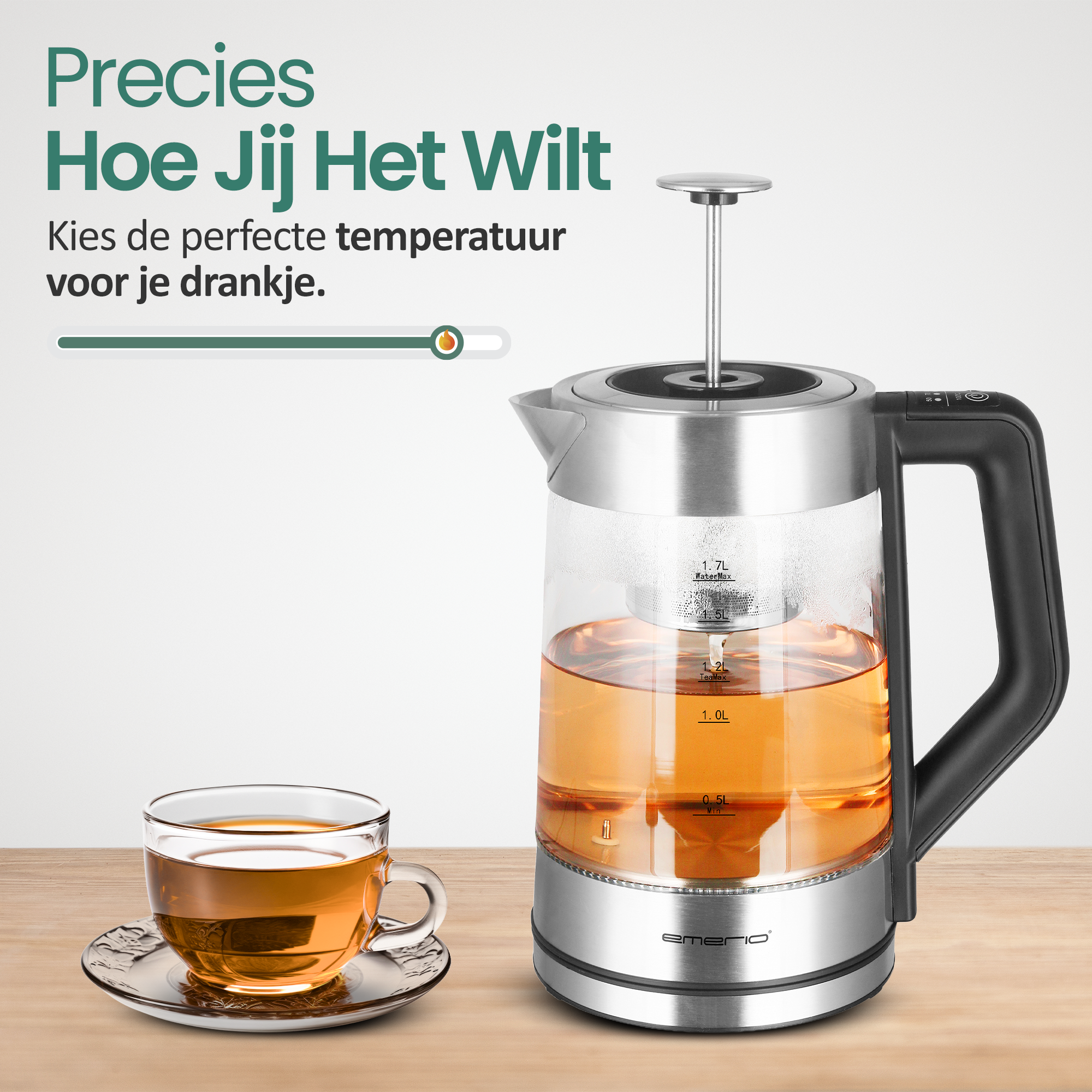 Una tetera de vidrio con té, una taza de té en un platillo y texto en holandés.