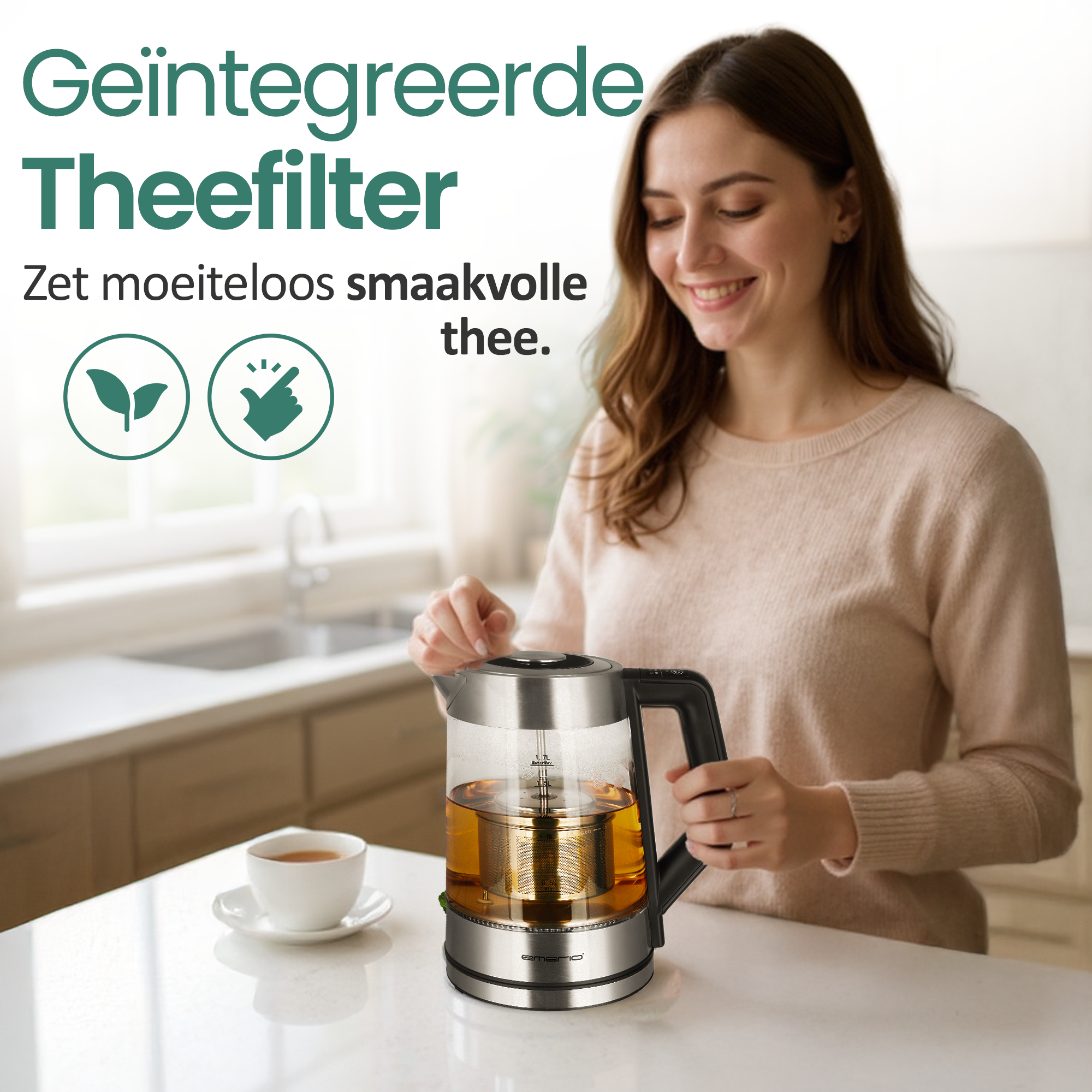 Una mujer sonríe, sosteniendo una tetera. Una taza de té en la mesa. El texto dice: 'Filtro de té integrado'.