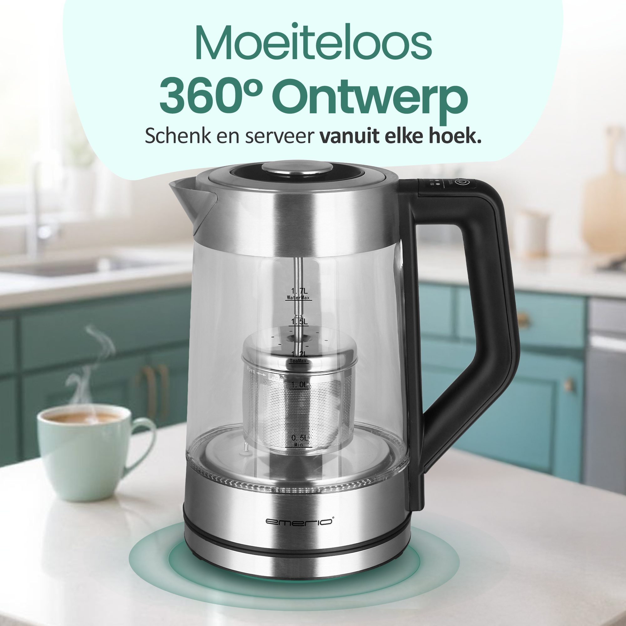 Una tetera eléctrica de vidrio transparente con infusor de té está sobre una superficie blanca. Una taza de té está a la izquierda. Texto: 360° Ontwerp.