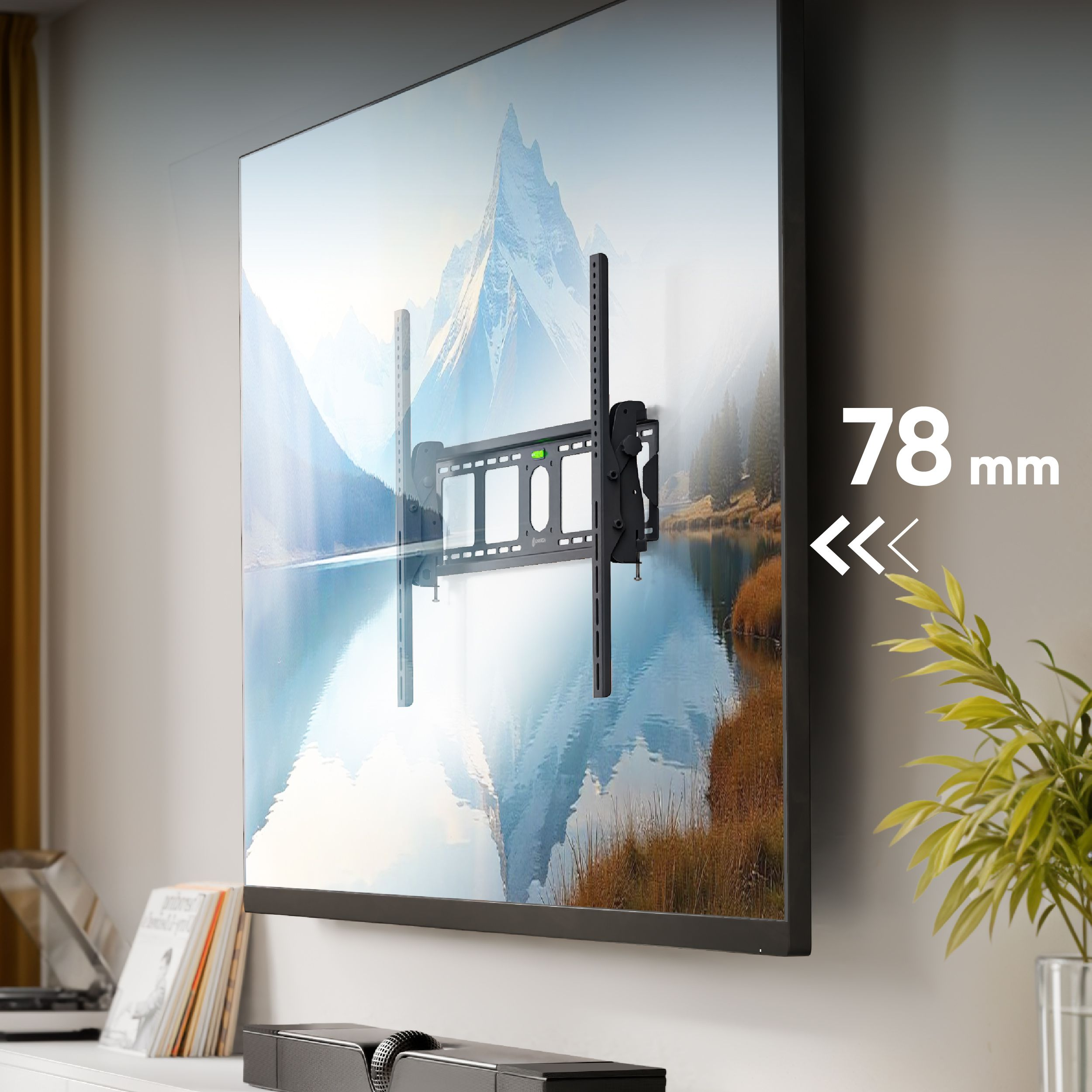 Telewizor zamontowany na ścianie, z czarnym uchwytem. Krajobraz górski na ekranie. Roślina w rogu.