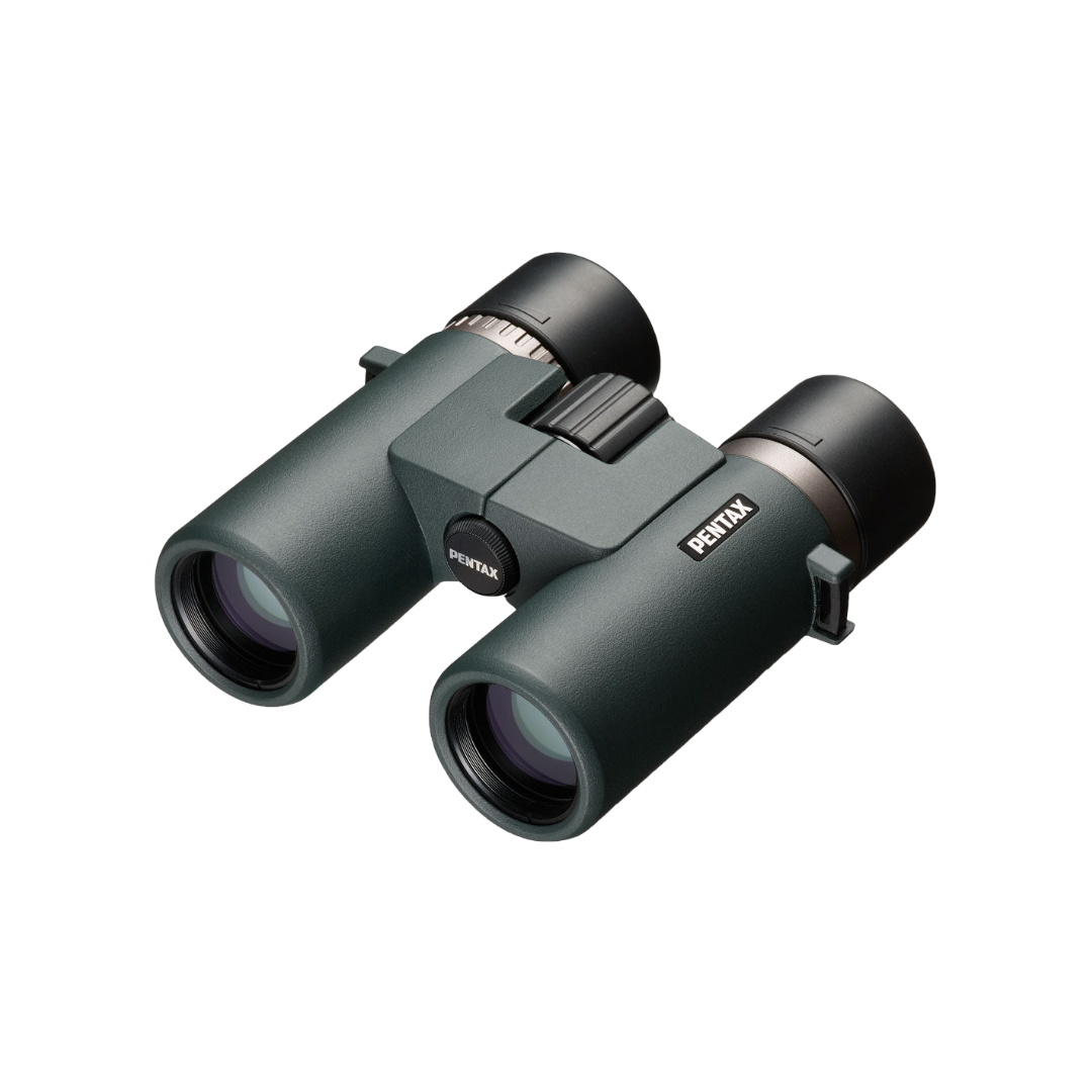 Grünes Pentax-Fernglas auf weißem Hintergrund. Das Fernglas ist scharfgestellt und zeigt Linsen, Einstellknopf und Markennamen.