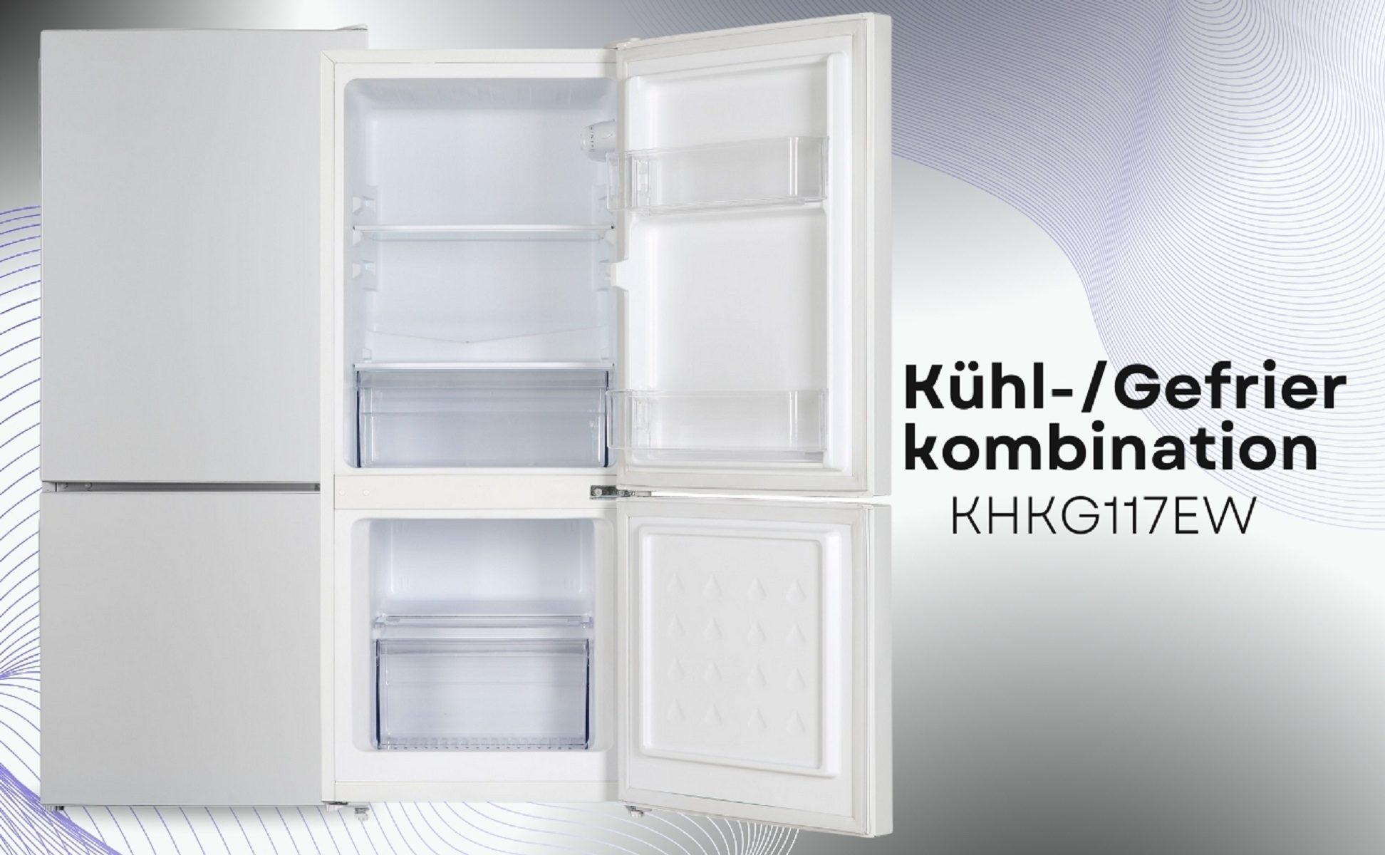 Ein weißer Kühlschrank mit geöffneten Türen. Die obere Tür ist geöffnet und zeigt Regale. Text rechts: Kühl-/Gefrierkombination KHKG117EW.