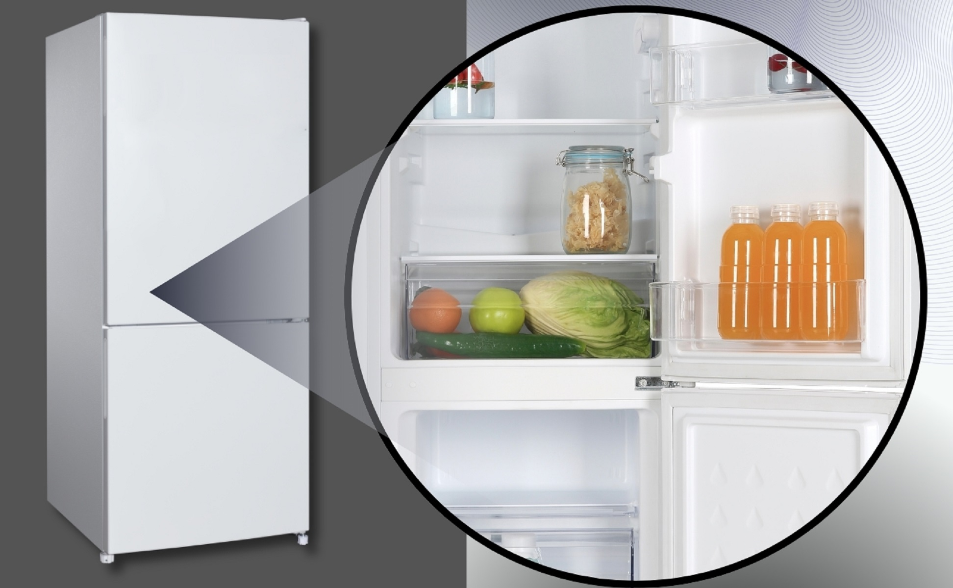 Ein weißer Kühlschrank mit geöffneter Tür. Im Inneren befinden sich Früchte, Gemüse und Flaschen Orangensaft. Ein Glas mit Essen ist ebenfalls vorhanden.