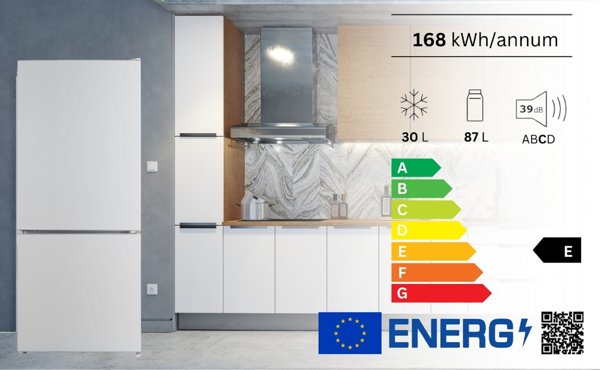 Ein weißer Kühlschrank in einer modernen Küche. Energieetikett E. Hintergrund: Schrank, Dunstabzugshaube.