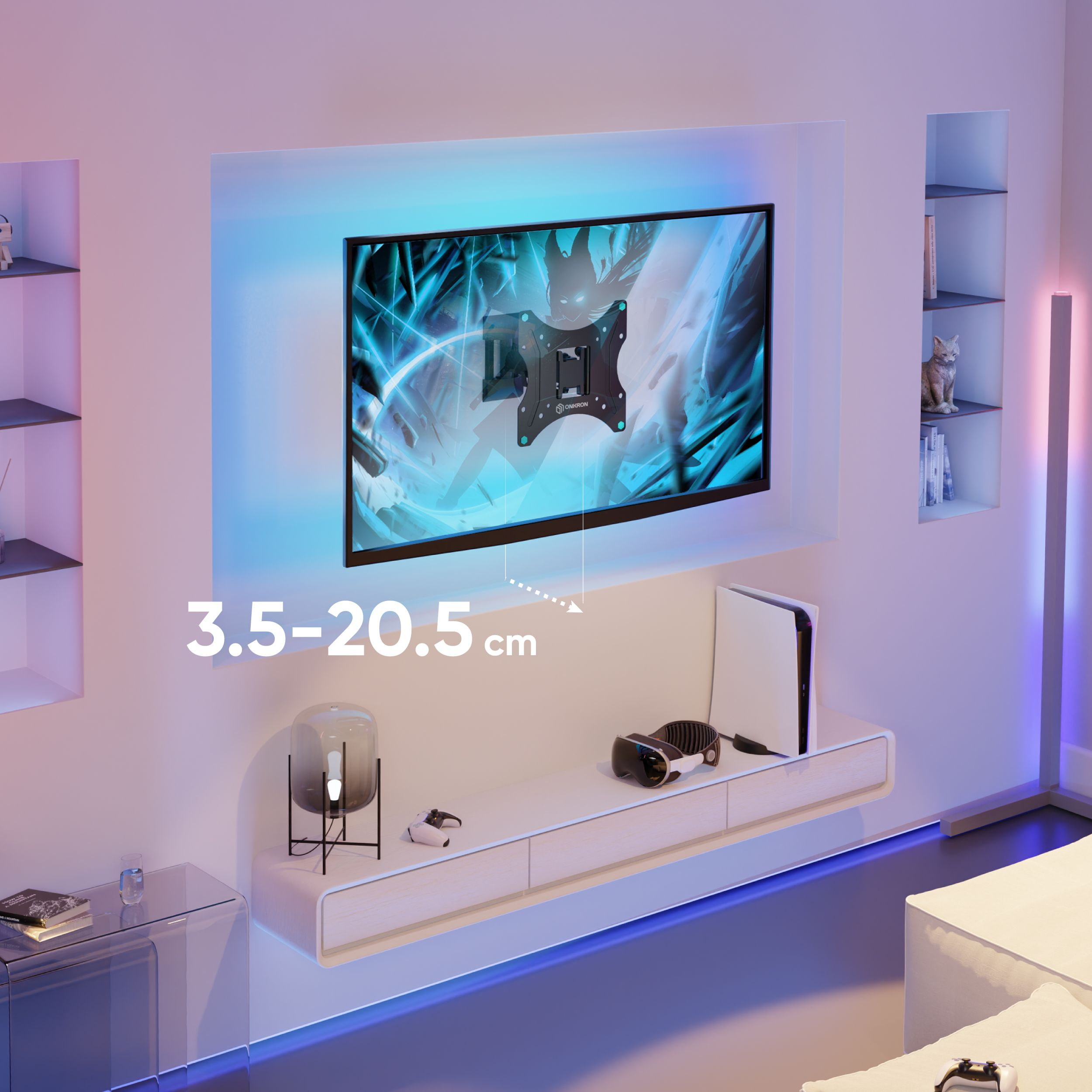 Telewizor zamontowany na ścianie, pokazujący wspornik. Poniżej półka z konsolą, zestawem VR i lampą. Oświetlenie w tle.