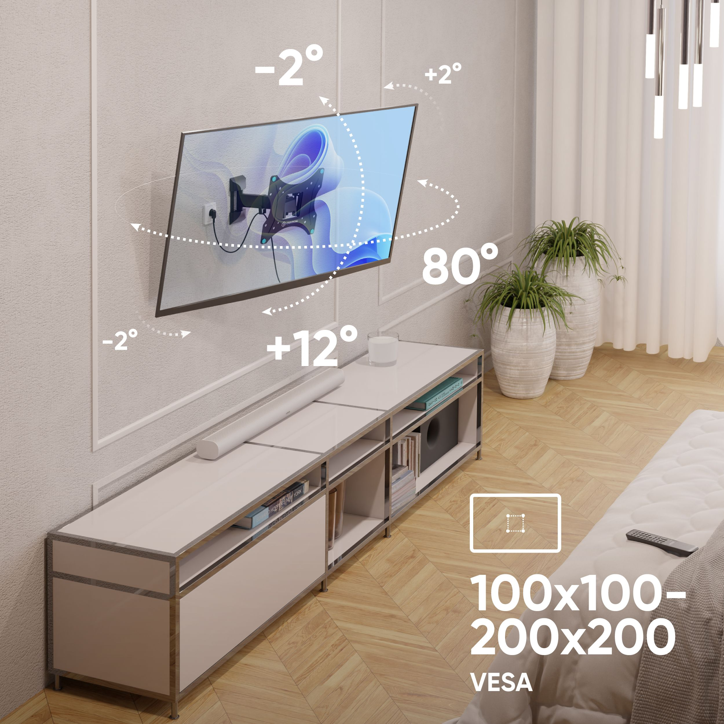 Telewizor zamontowany na ścianie pokazuje stopnie kątowe. Poniżej biała szafka z książkami i elementami dekoracyjnymi.