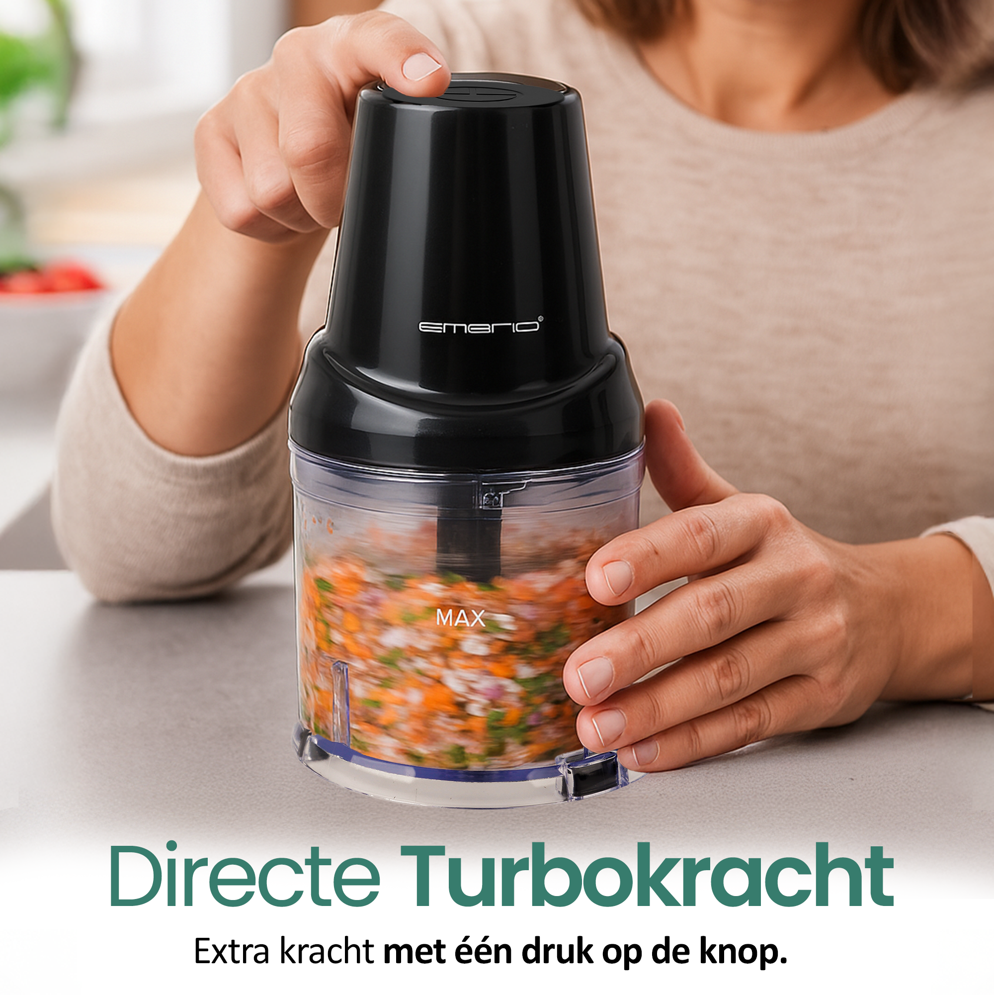 A person holds a black food processor with chopped vegetables inside. The text says 'Directe Turbokracht'.