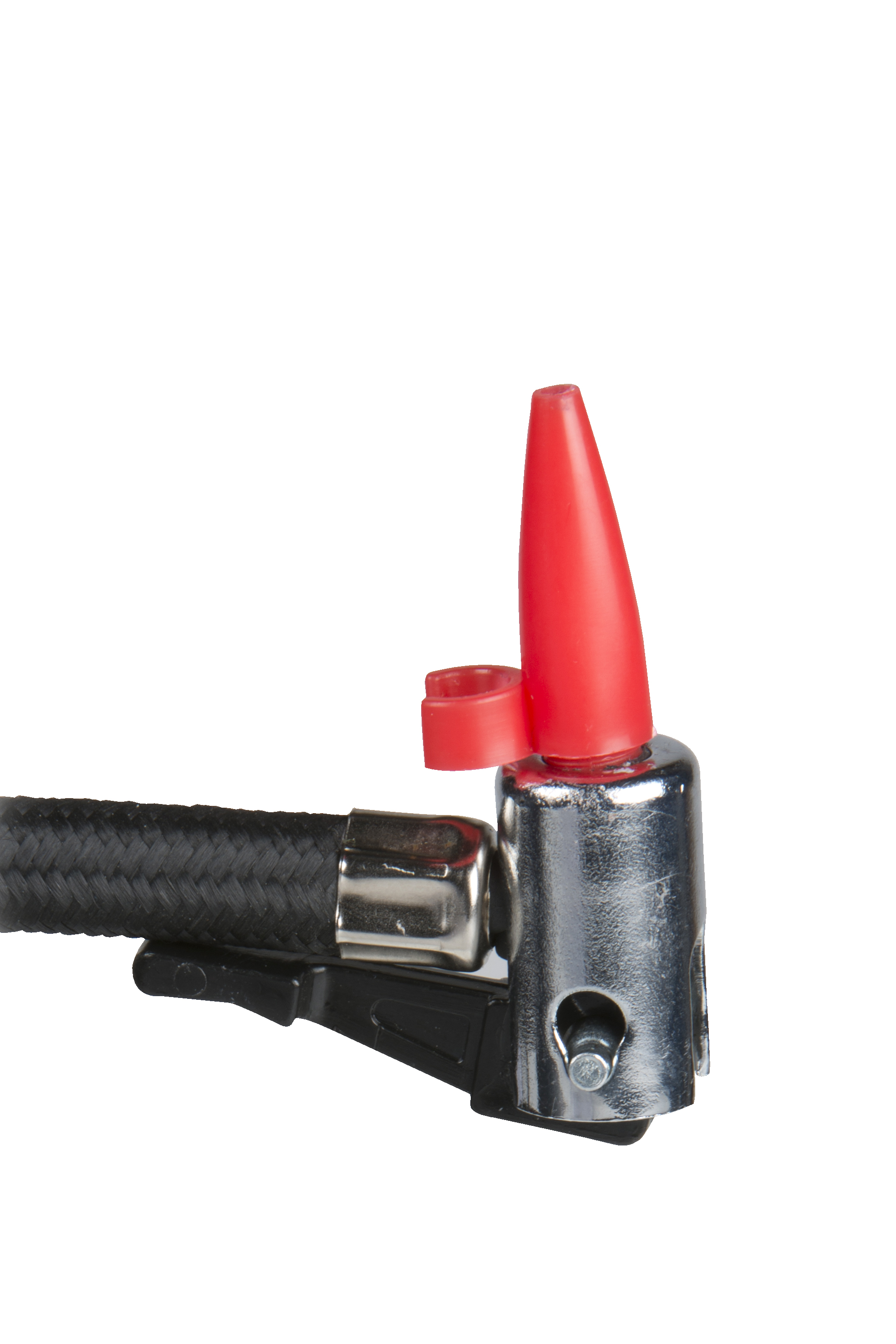 Primo piano di una testa di gonfiaggio pneumatici con cappuccio rosso e tubo nero su sfondo bianco.