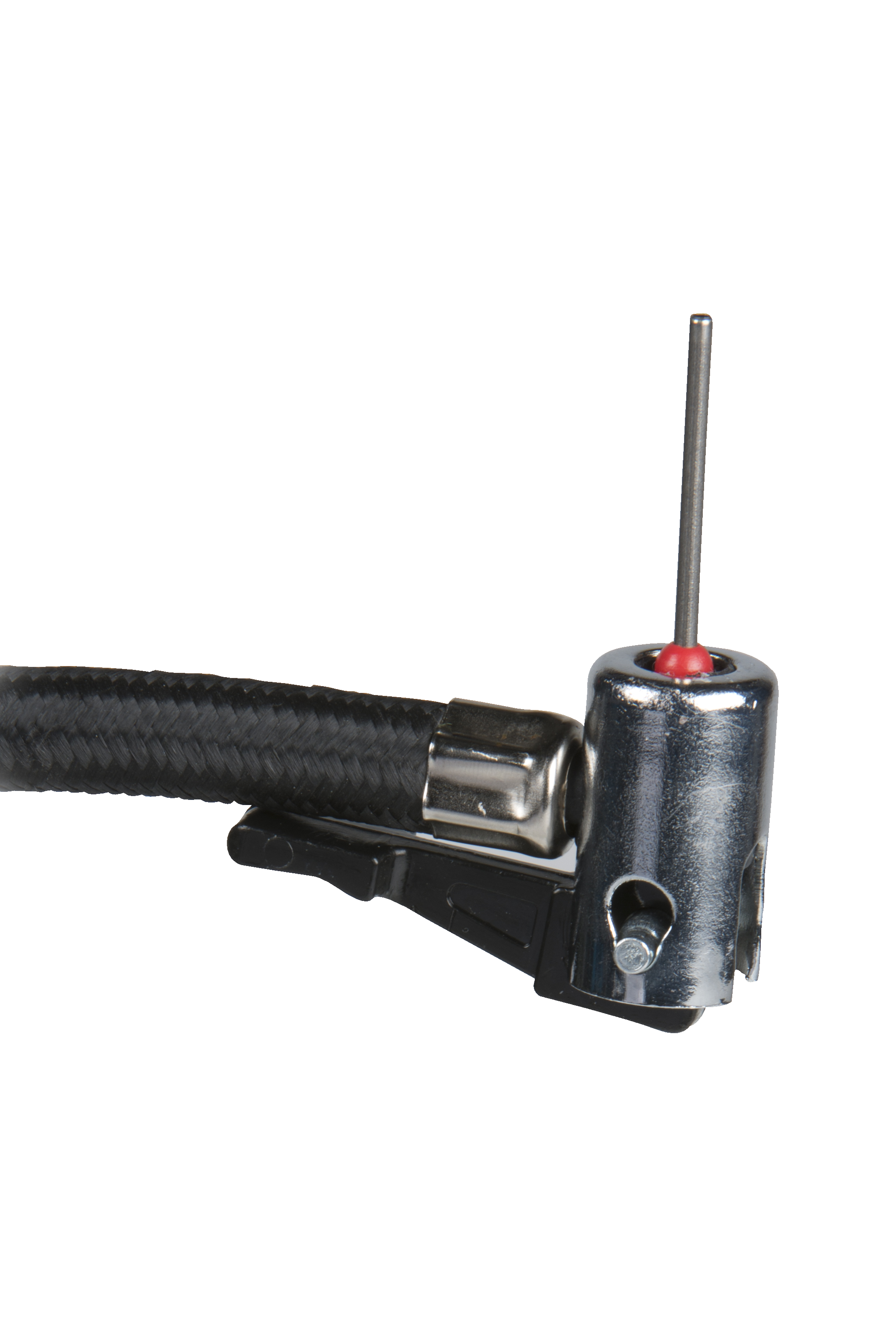 Primo piano di un gonfiatore per pneumatici con tubo nero, ugello metallico, punta rossa e ago argentato.