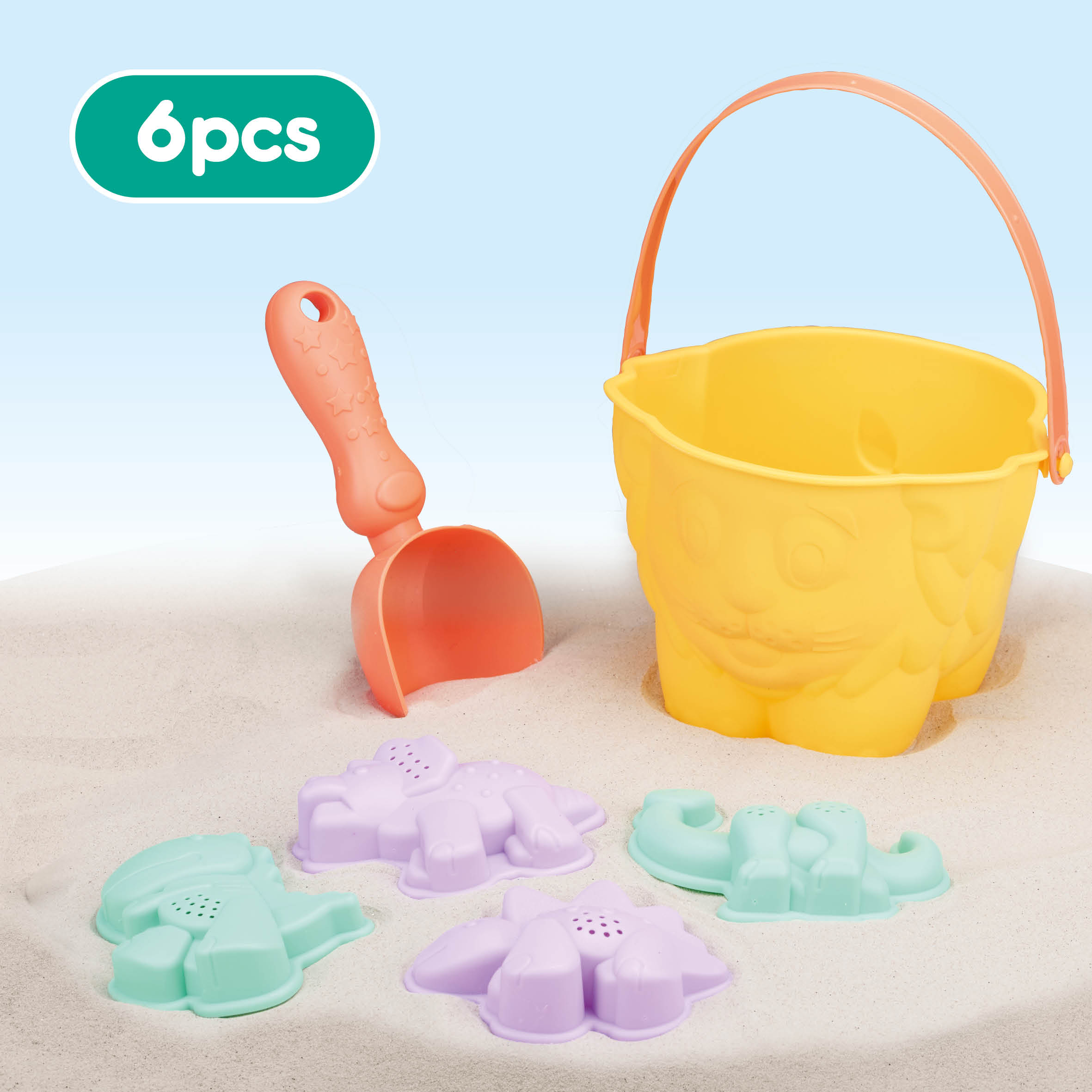 Un set di giocattoli da spiaggia con un secchio giallo, una paletta arancione e stampi colorati sulla sabbia.