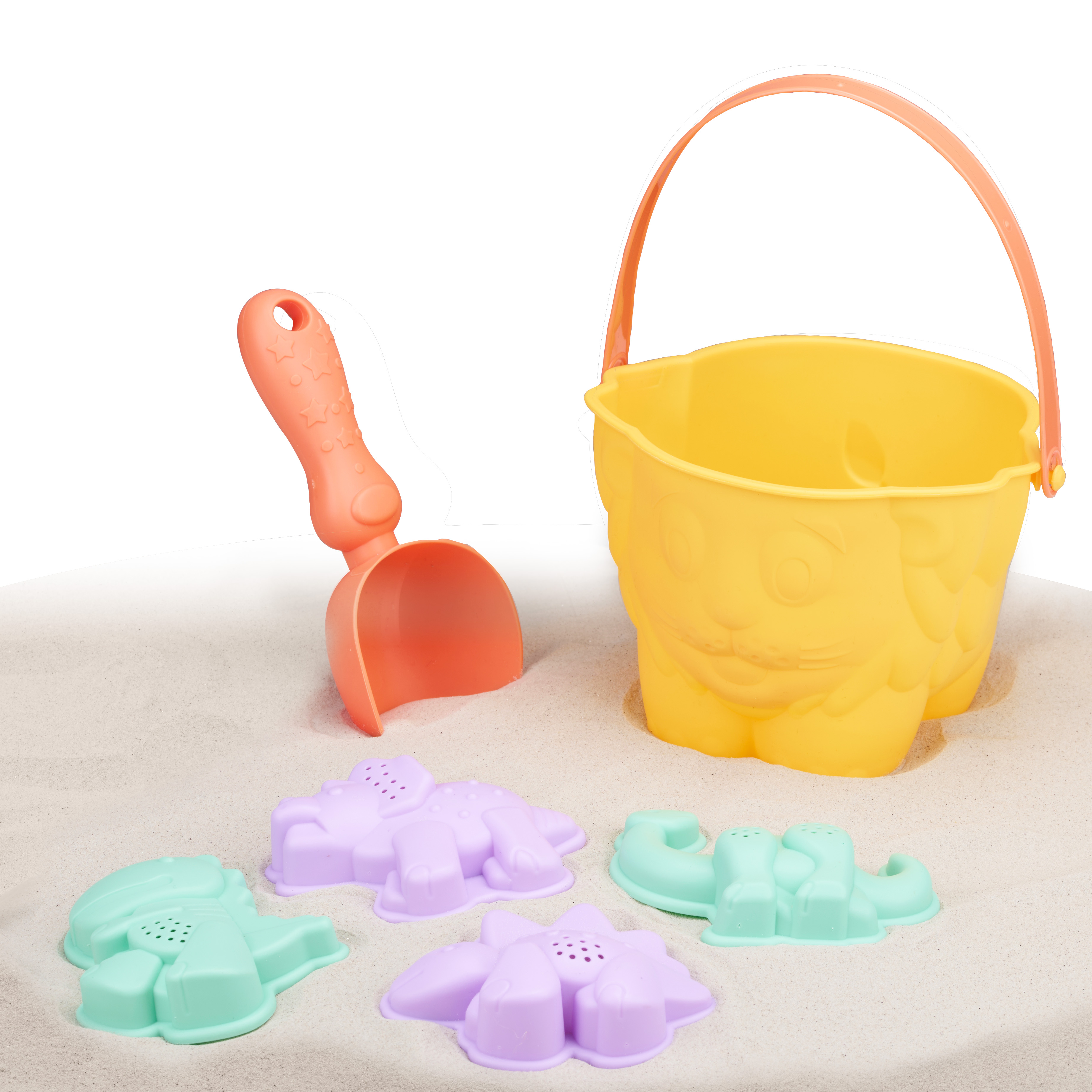 Un set di giocattoli da spiaggia con un secchio giallo, una paletta arancione e stampi di sabbia verdi, viola e verdi sulla sabbia.