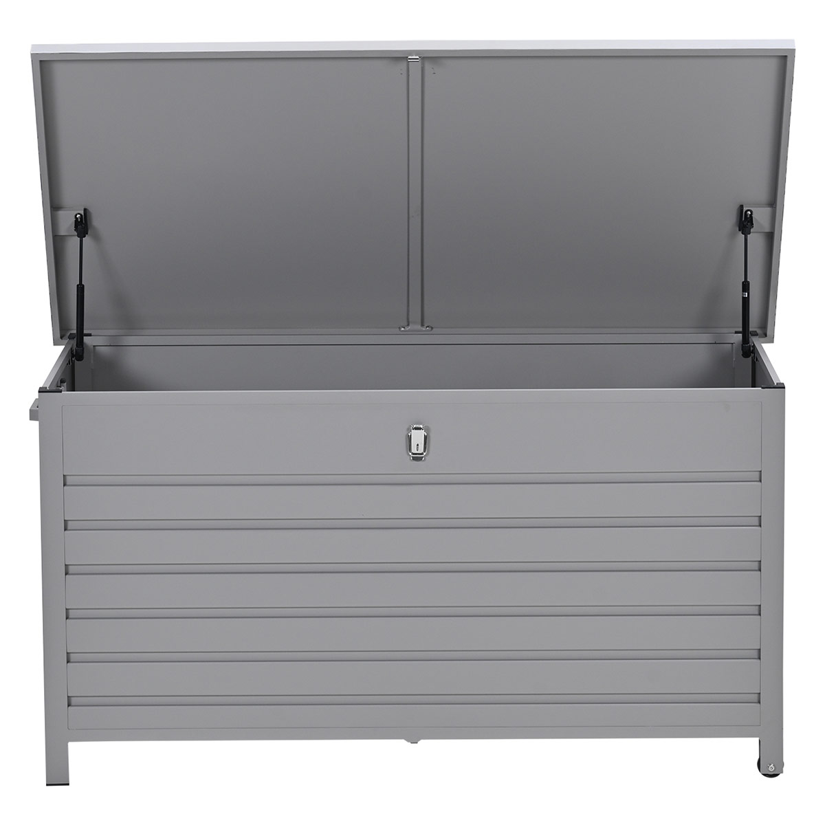 Een grijze metalen opbergkist met een open deksel. De kist heeft horizontale lijnen aan de voorkant en een grendel. Het deksel staat open en toont de binnenkant.