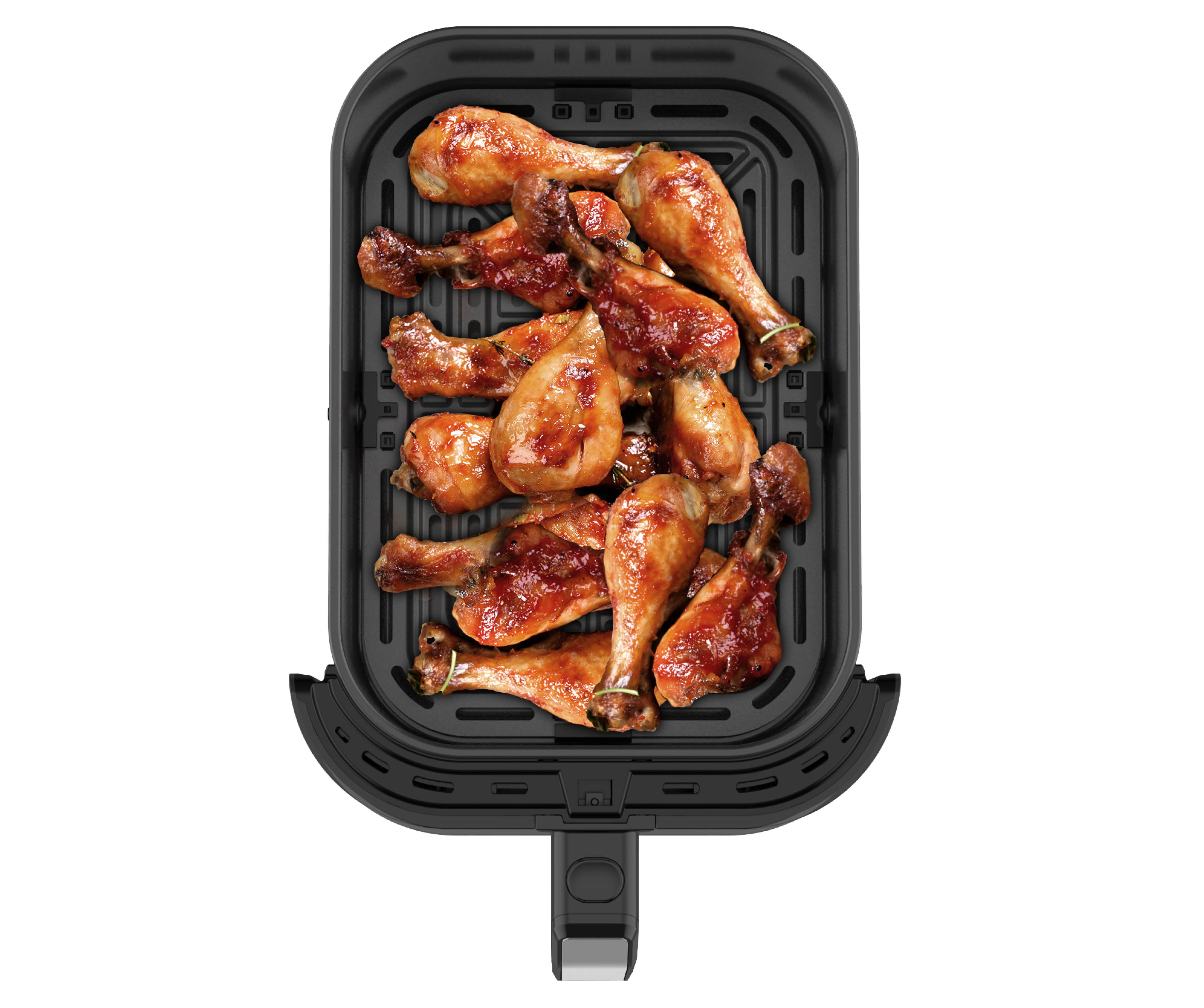 Eine Draufsicht zeigt gebratene Hähnchenschenkel in einem schwarzen Airfryer-Korb auf weißem Hintergrund.