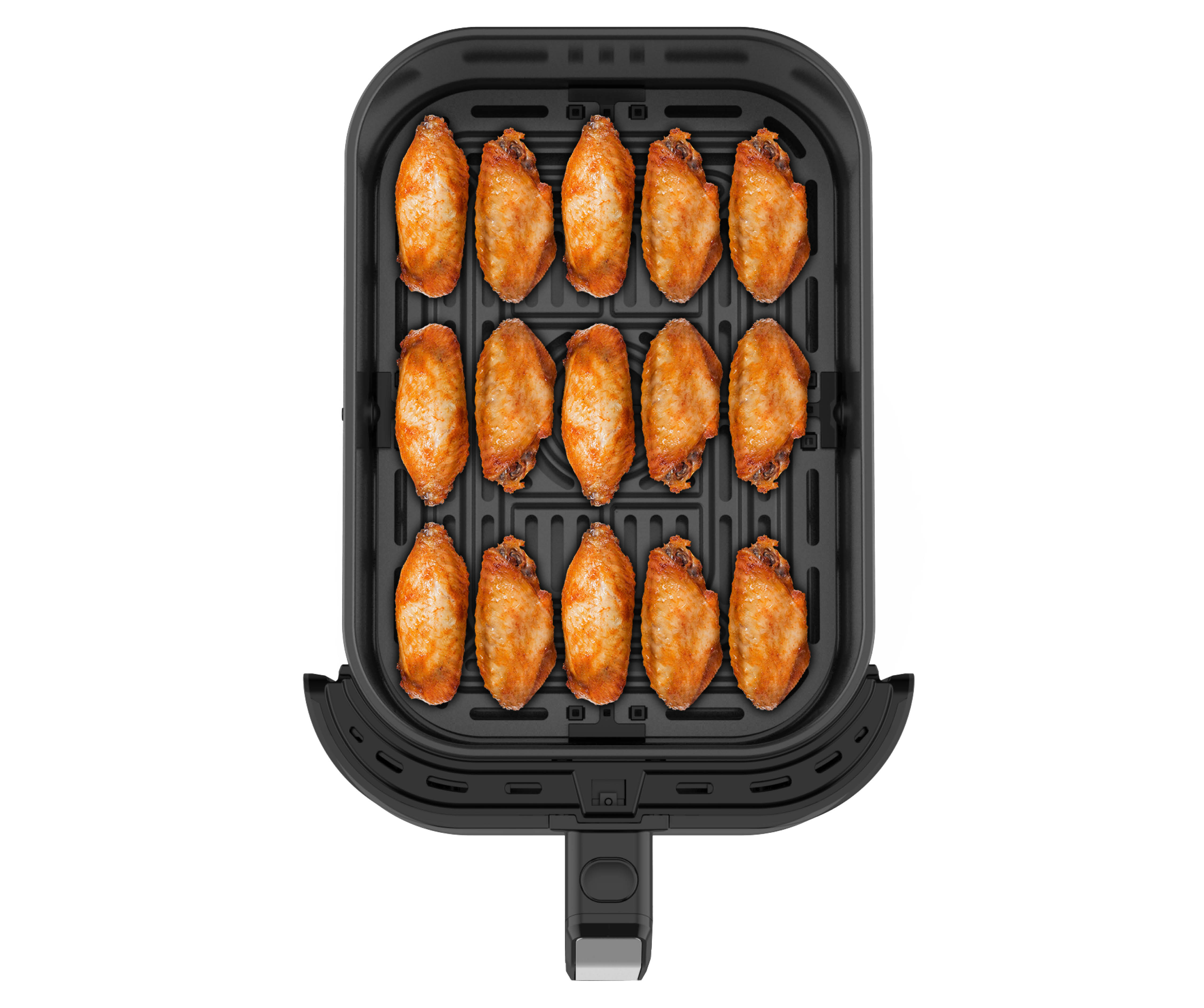 Draufsicht auf einen Airfryer mit gekochten Hähnchenflügeln, die in Reihen angeordnet sind. Schwarzer Frittierer, weißer Hintergrund.