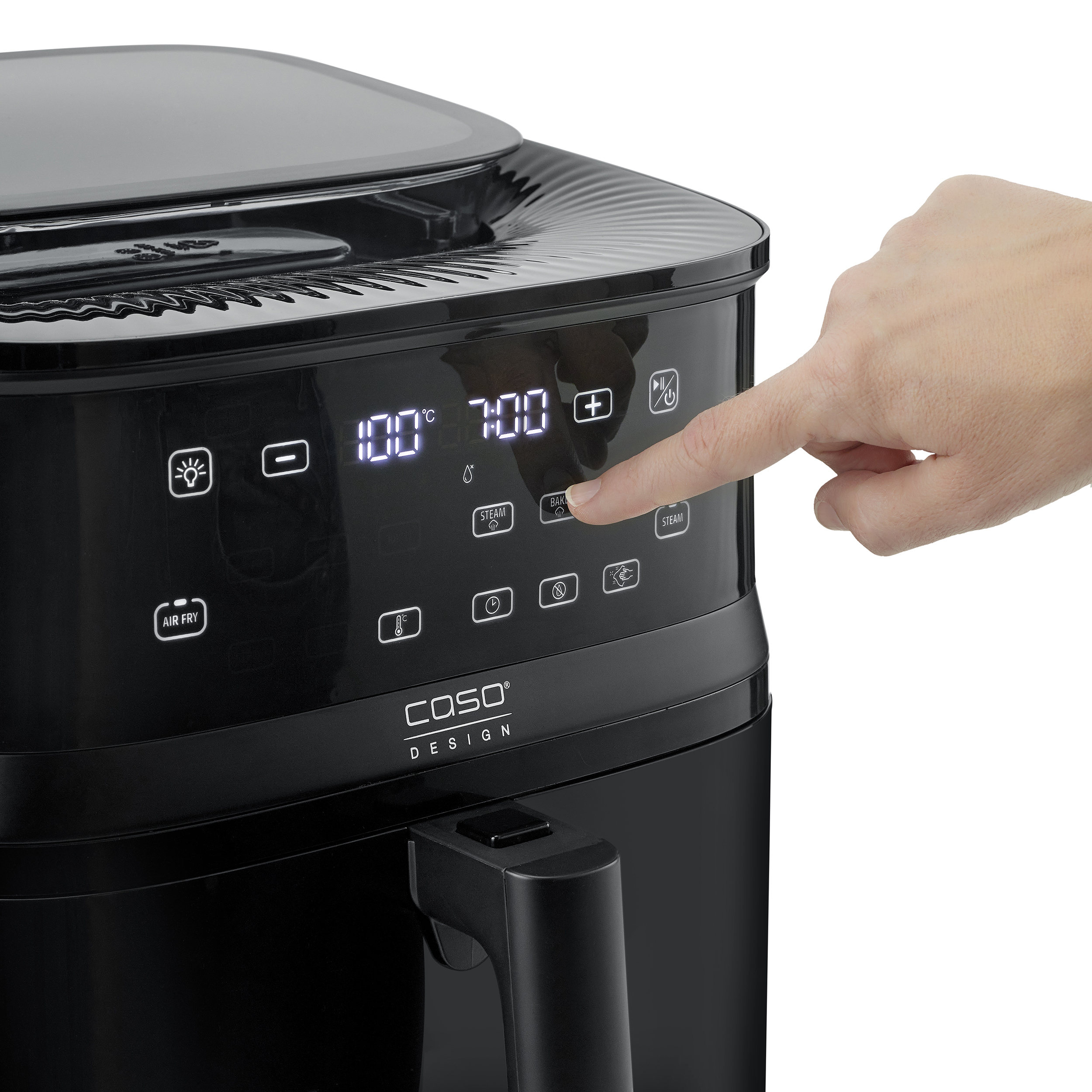 Friggitrice ad aria nera, mano che preme un pulsante. Il display mostra 100 gradi e 7:00.