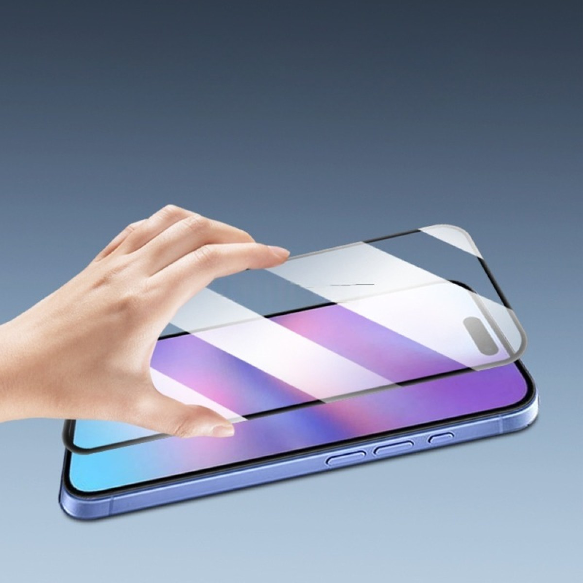 Una mano che applica una protezione schermo su uno smartphone blu. Lo sfondo è un gradiente blu.
