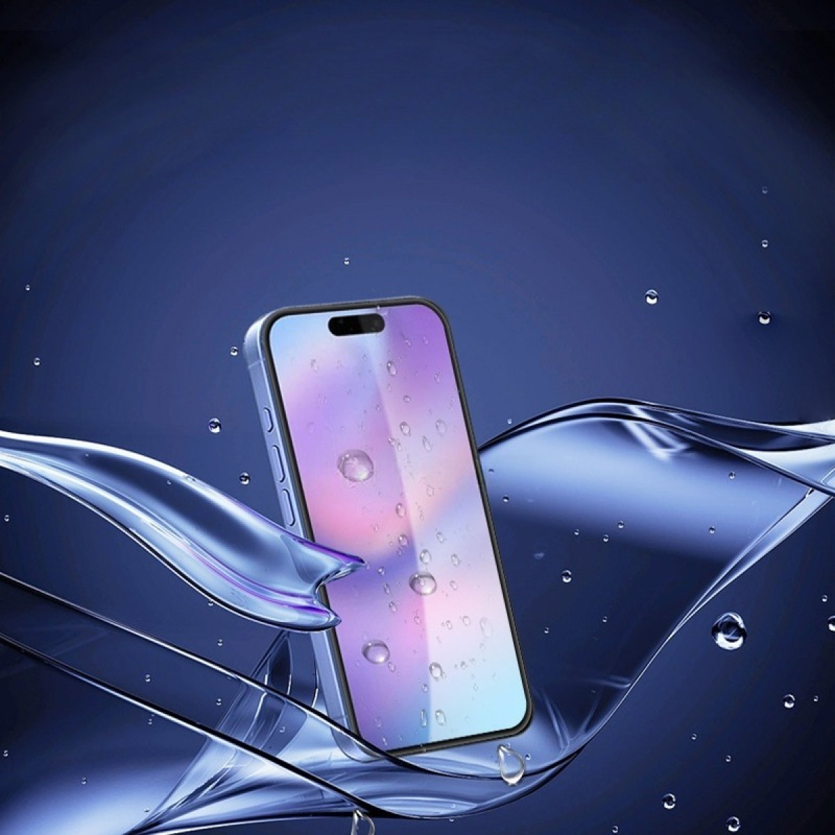 Uno smartphone è nell'acqua. Il telefono è bagnato con goccioline. L'acqua scorre intorno al telefono con uno sfondo blu.