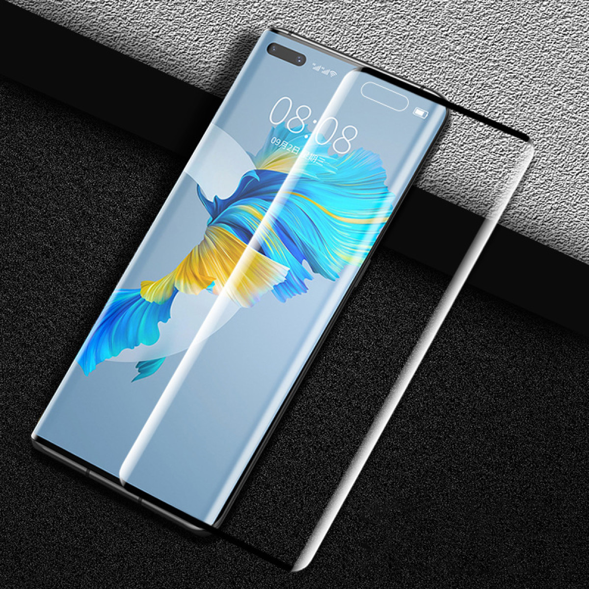 Een smartphone met een gebogen scherm toont tijd en datum. Het heeft een blauw en geel ontwerp op het scherm. Het ligt op een getextureerd oppervlak.