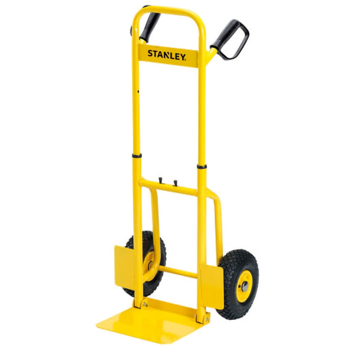 Un diable jaune Stanley sur fond blanc. Il possède des poignées noires, des pneus et une petite plaque pour transporter des objets.