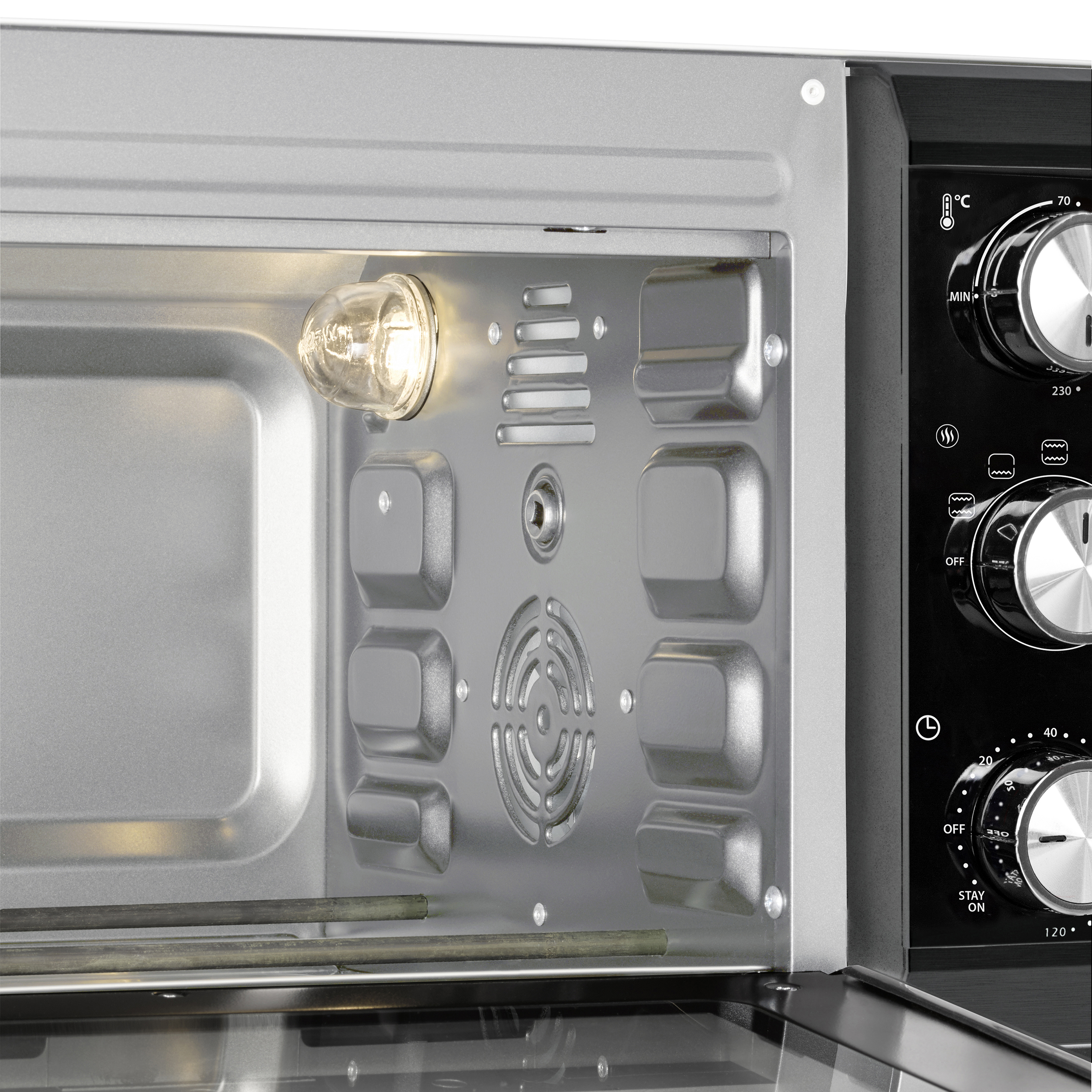 Primo piano dell'interno di un forno con lampadina, elementi riscaldanti e pannello comandi con manopole di controllo.