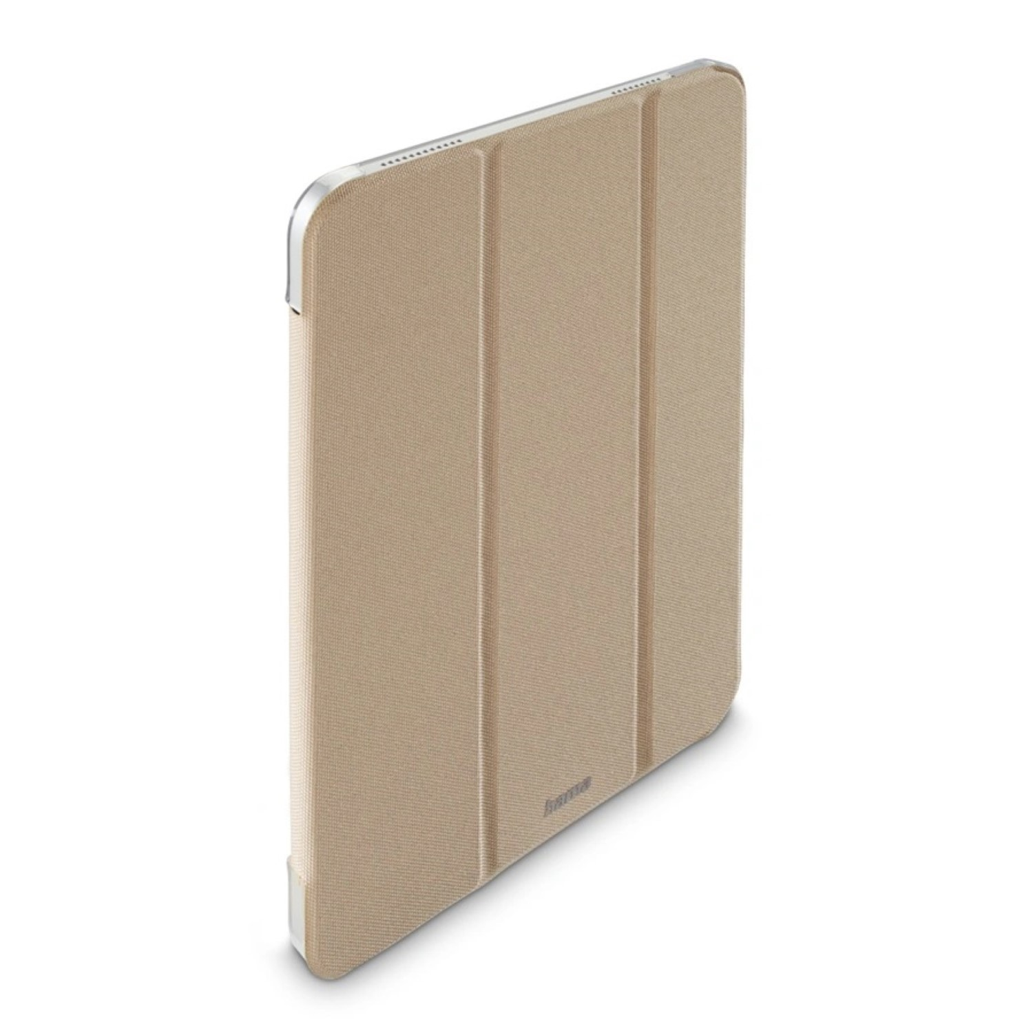Beige Tablet-Hülle mit silbernem Rahmen. Die Hülle ist geschlossen und hat drei sichtbare Paneele. Unten ist das Hama-Logo.
